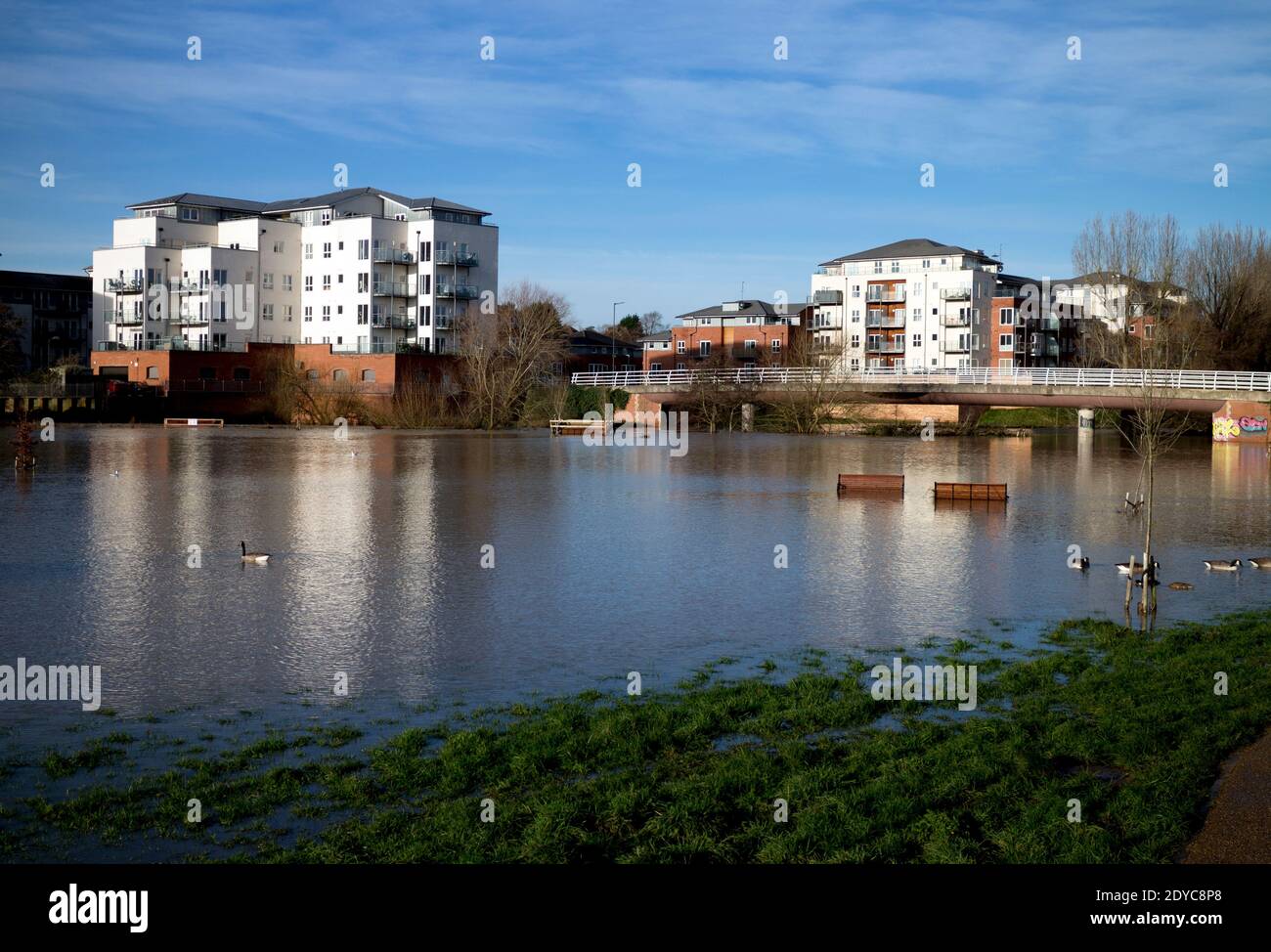 Flutwasser am Weihnachtstag 2020 am Fluss Avon und Portobello Riverside Apartments, Warwick, Warwickshire, Großbritannien Stockfoto