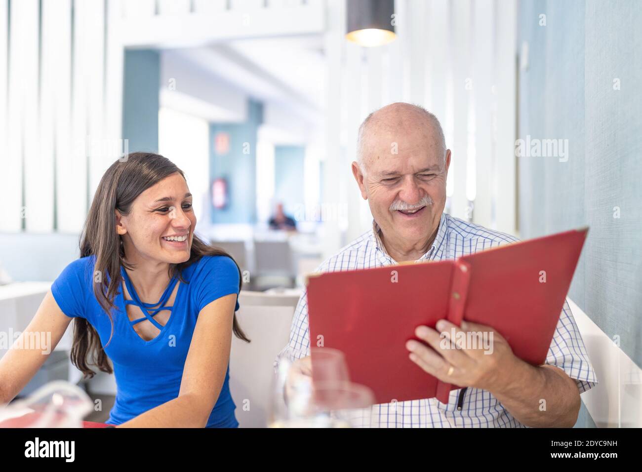 Reifer Mann und junge Frau genießen und lächeln, verbringen Zeit zusammen Stockfoto