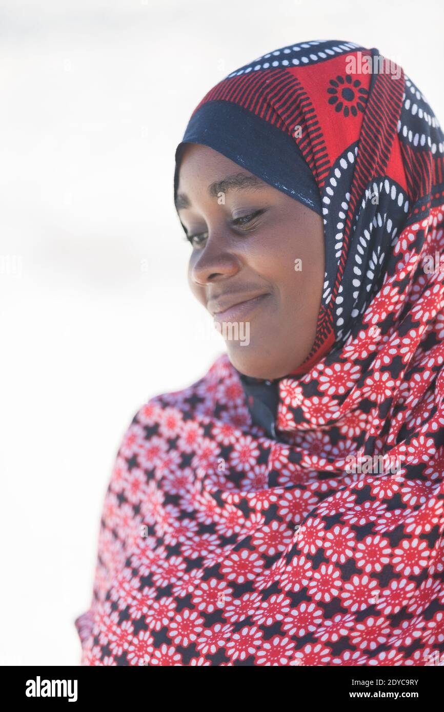 Porträt einer Frau, die Kanga am Strand trägt Stockfoto