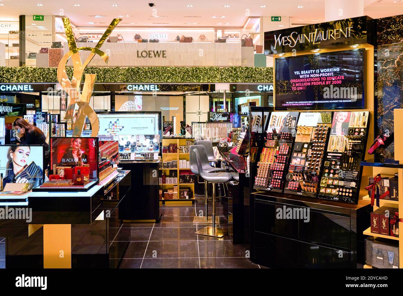 Frauen kosmetische Produkte und Parfüm zum Verkauf im Schönheitssalon. Schaufenster mit einer Vielzahl von Kosmetika im Rinascente Center in Einkaufszentrum. Mailand, Italien Stockfoto