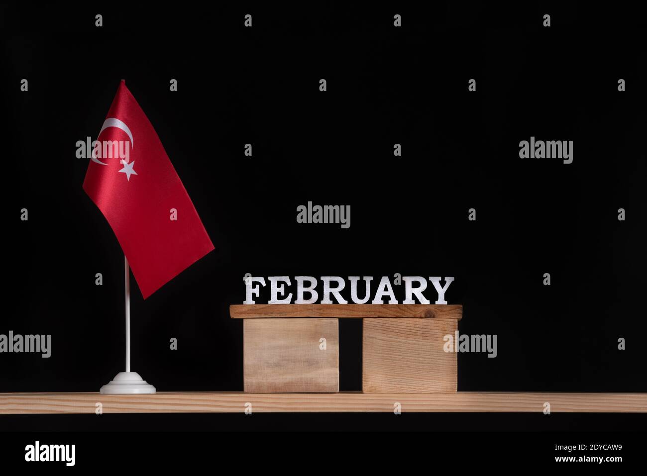 Holzkalender Februar mit türkischer Flagge auf schwarzem Hintergrund. Ferien in der Türkei im Februar Stockfoto