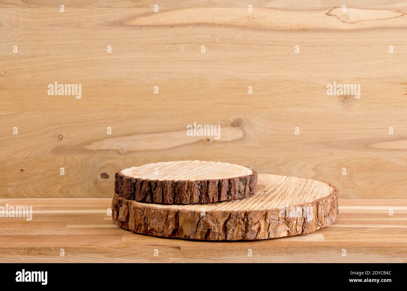 Zwei Kiefernholz Scheiben als Podium für Produkte gestapelt, natürliche Holzbrett Hintergrund mit viel Kopieplatz, Studio erschossen. Stockfoto