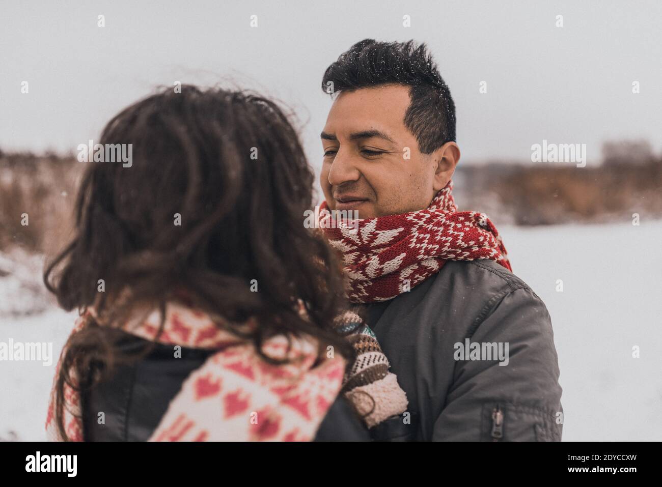 Braut und Bräutigam in Liebe Paar in gestrickten Schal und Fäustlinge im Winter mit Schnee Stockfoto