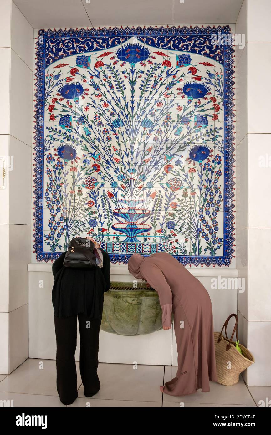 Wasserbrunnen und Blumenfliesenbild, Scheich-Zayed-Moschee, Abu Dhabi, VAE Stockfoto