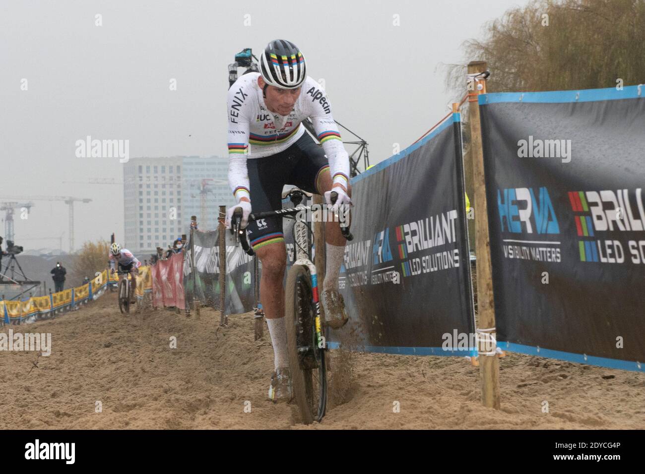 ANTWERPEN, BELGIEN - DEZEMBER 12: Mathieu van der Poel wint bij zijn rentree in Antwerpen während des Elite Cyclocross Scheldecross am 12. Dezember 202 Stockfoto