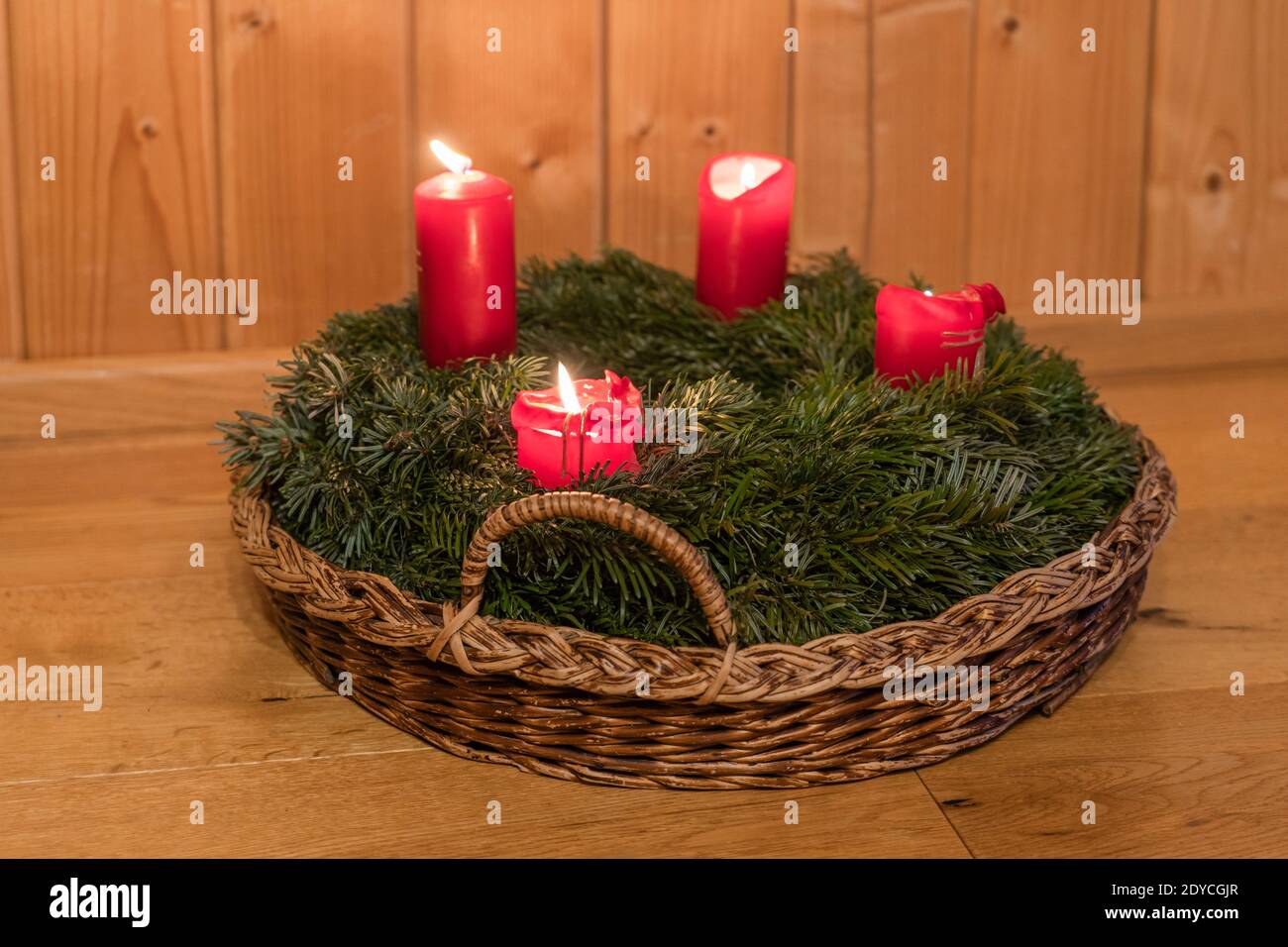 Es ist eine römisch-katholische Tradition, dass eine von vier Kerzen werden auf einem Adventkranz angezündet Für jeden Sonntag im Advent in Österreich Stockfoto