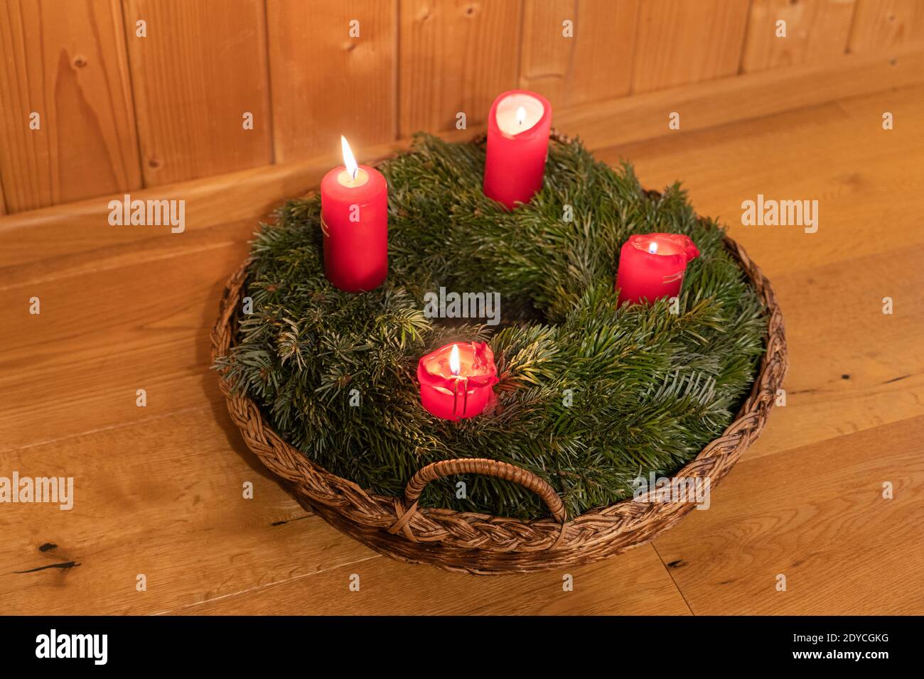 Es ist eine römisch-katholische Tradition, dass eine von vier Kerzen werden auf einem Adventkranz angezündet Für jeden Sonntag im Advent in Österreich Stockfoto