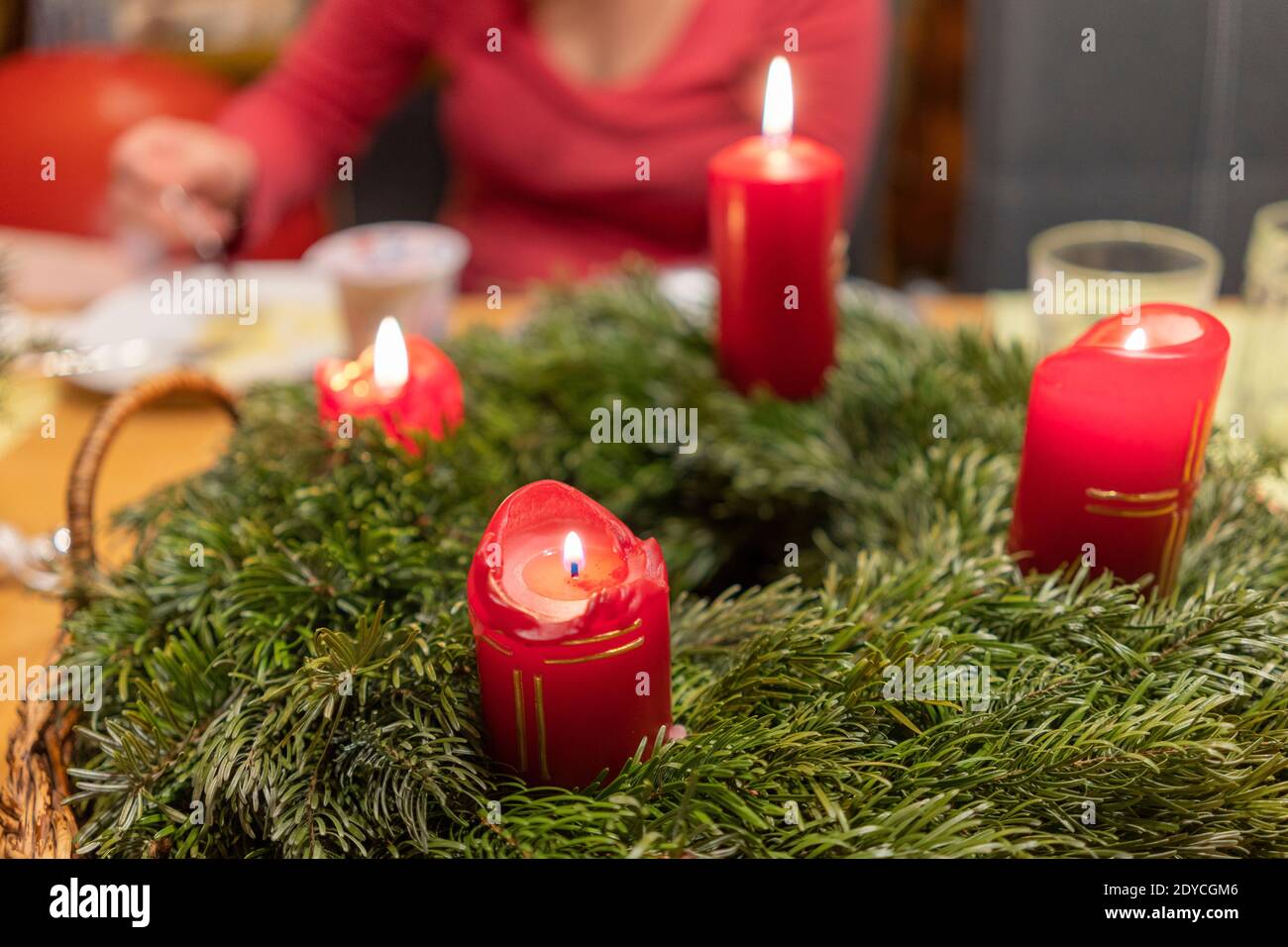 Es ist eine römisch-katholische Tradition, dass eine von vier Kerzen werden auf einem Adventkranz angezündet Für jeden Sonntag im Advent in Österreich Stockfoto