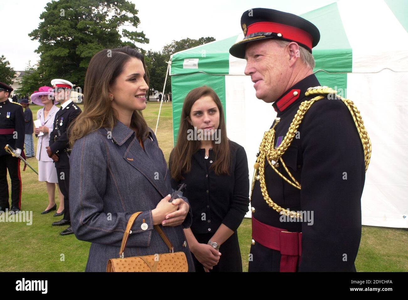 Ein Aktenfoto vom August 2000 zeigt L-R: Jordaniens Königin Rania mit ihrer Schwägerin Prinzessin Iman Bint Al Hussein, die während der Kadetten-Zeremonie für Prinz Hashem, Sohn des verstorbenen Königs Hussein, mit einem britischen Offizier an der Royal Academy of Sandhurst in Großbritannien spricht. Foto von Ammar Abd Rabbo/ABACAPRESS.COM Stockfoto