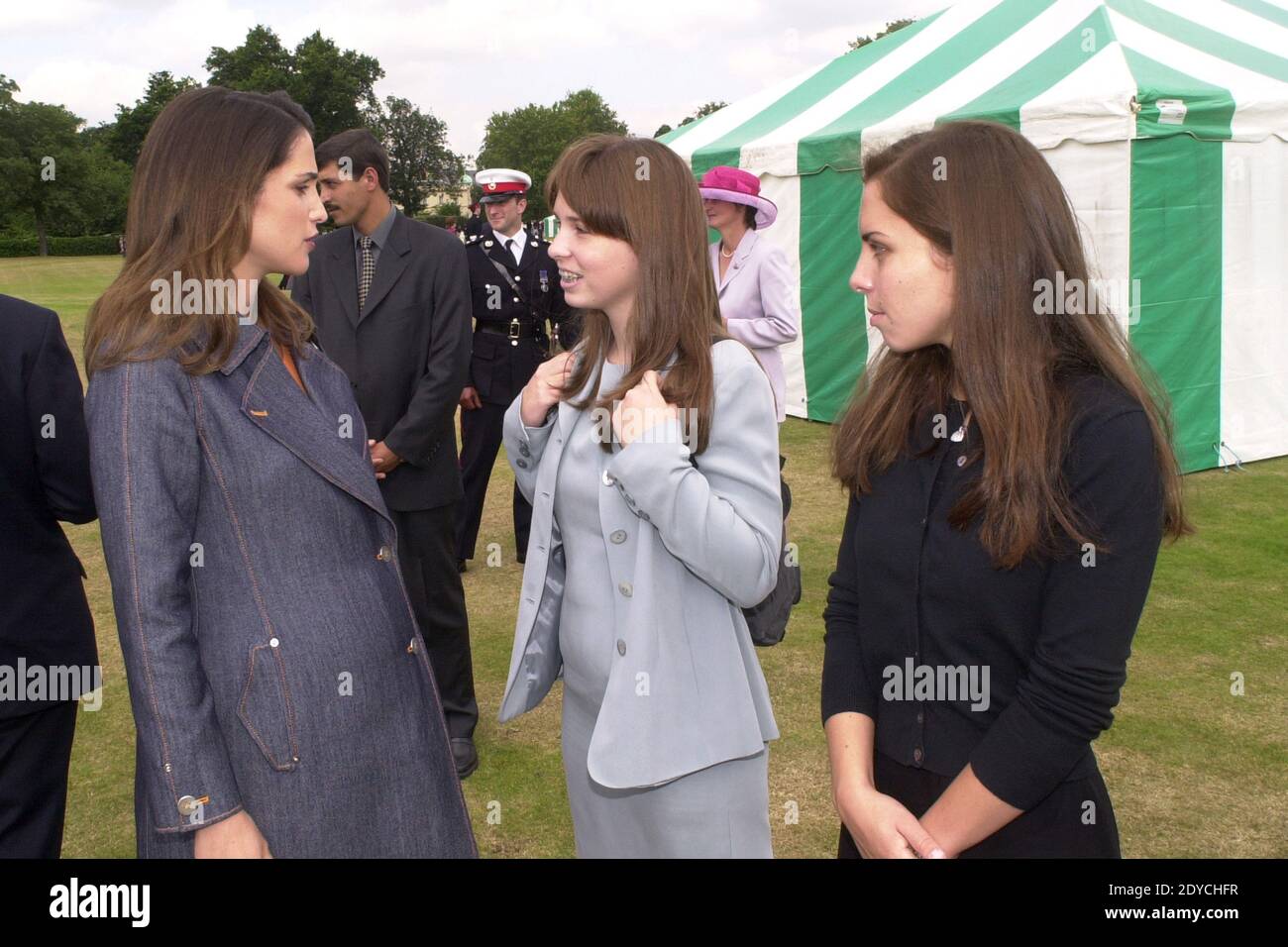 Ein Aktenfoto vom August 2000 zeigt L-R : Jordaniens Königin Rania mit ihren Schwägerinnen Prinzessin Rayah Bint Al Hussein und Prinzessin Iman Bint Al Hussein, an der Royal Academy of Sandhurst, in Großbritannien, während der Kadetten-Zeremonie für Prinz Hashem, Sohn des verstorbenen Königs Hussein. Foto von Ammar Abd Rabbo/ABACAPRESS.COM Stockfoto