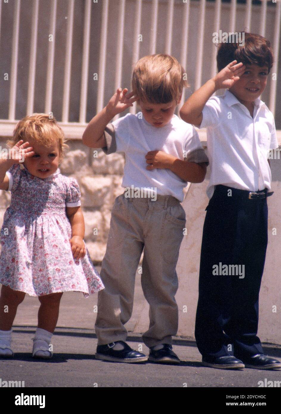Ein Aktenfoto aus dem Jahr 1988 zeigt L-R: Jordaniens Prinzessin Iman Bint Al Hussein mit ihren Brüdern Prinz Hashem und Prinz Hamzah, die alle bei einer Zeremonie in Amman, Jordanien, militärischen Gruß verübten. Foto von Balkis Press/ABACAPRESS.COM Stockfoto