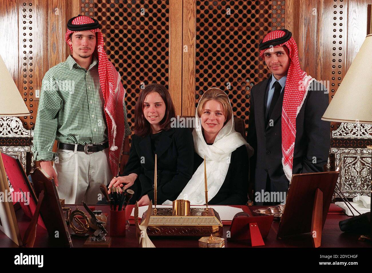 Ein Aktenfoto vom März 1999 zeigt Jordaniens Königin Noor (Mitte) mit ihrer Tochter Prinzessin Iman Bint Al Hussein und ihren Söhnen Prinz Hashem (links) und Hamzah, die Wochen nach seinem Vergehen im Büro des verstorbenen Königs Hussein posieren. Foto von Ammar Abd Rabbo/ABACAPRESS.COM Stockfoto