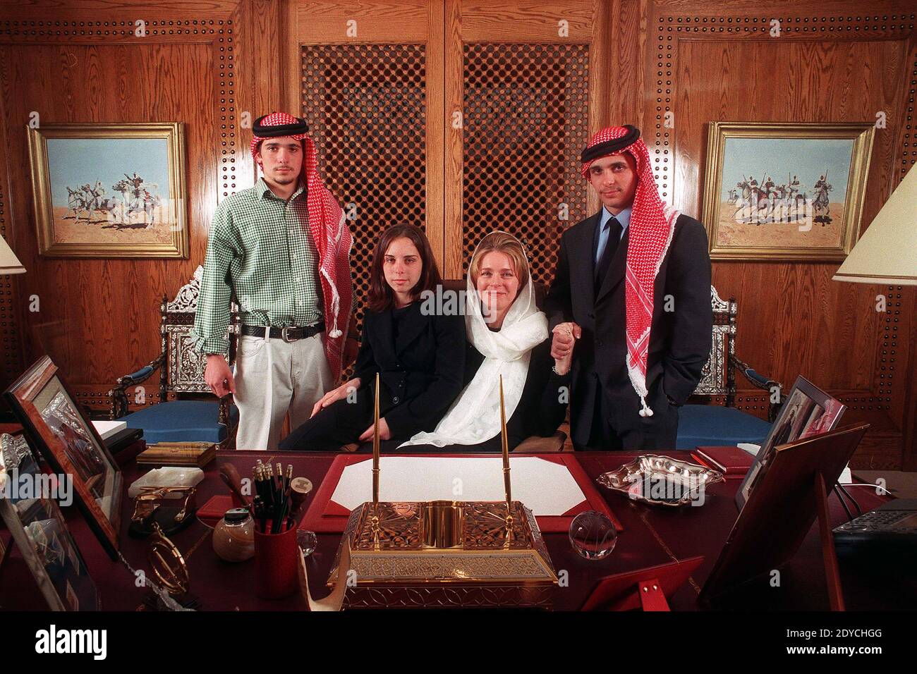 Ein Aktenfoto vom März 1999 zeigt Jordaniens Königin Noor (Mitte) mit ihrer Tochter Prinzessin Iman Bint Al Hussein und ihren Söhnen Prinz Hashem (links) und Hamzah, die Wochen nach seinem Vergehen im Büro des verstorbenen Königs Hussein posieren. Foto von Ammar Abd Rabbo/ABACAPRESS.COM Stockfoto