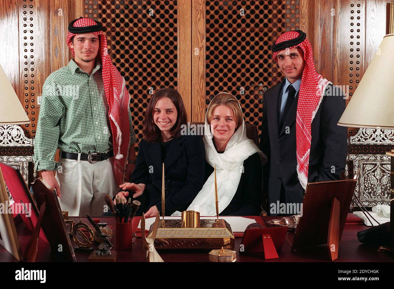 Ein Aktenfoto vom März 1999 zeigt Jordaniens Königin Noor (Mitte) mit ihrer Tochter Prinzessin Iman Bint Al Hussein und ihren Söhnen Prinz Hashem (links) und Hamzah, die Wochen nach seinem Vergehen im Büro des verstorbenen Königs Hussein posieren. Foto von Ammar Abd Rabbo/ABACAPRESS.COM Stockfoto