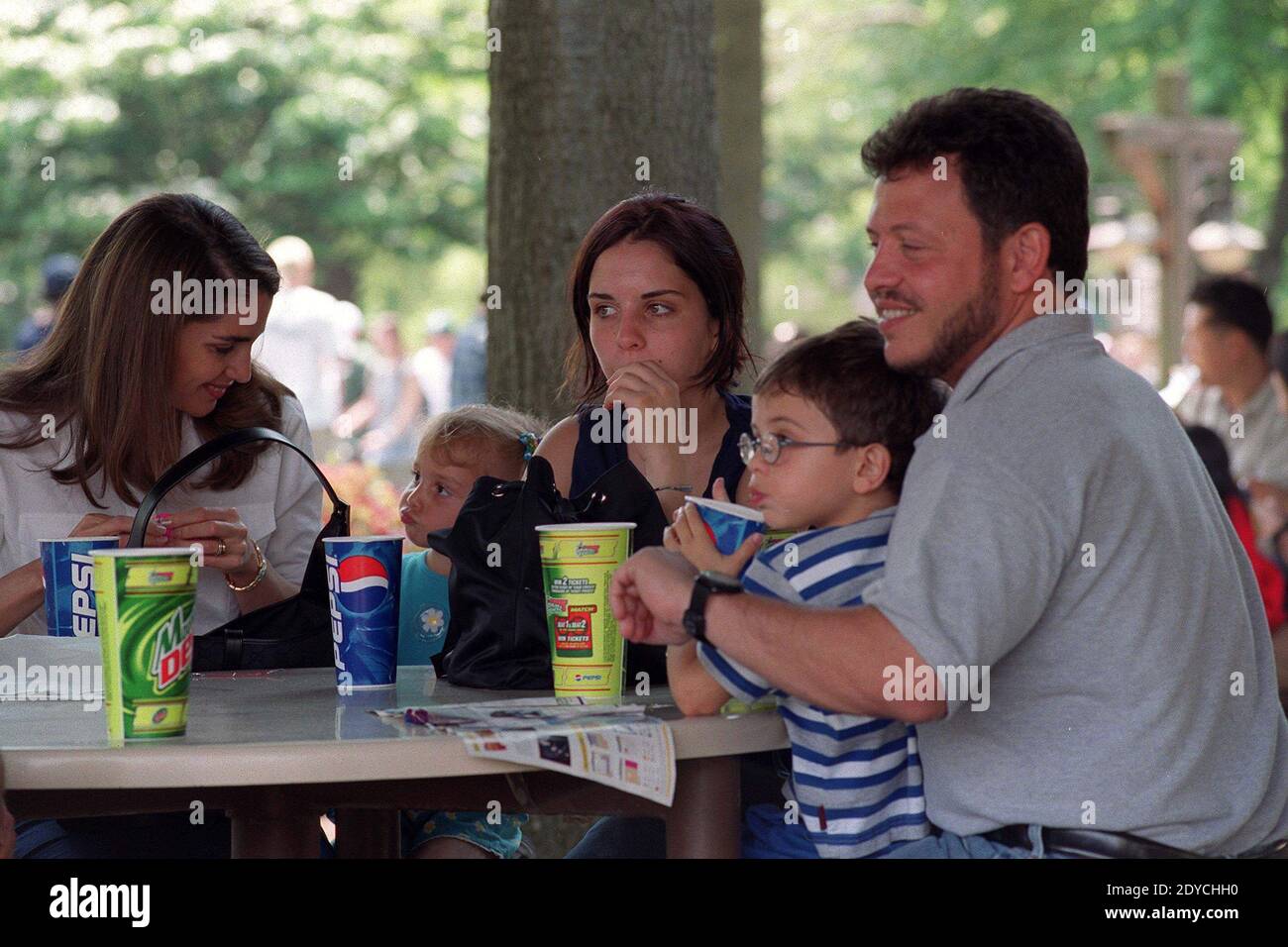 Ein Aktenfoto vom Mai 1999 zeigt L-R : Jordaniens Königin Rania, mit ihrer Tochter Prinzessin Iman Bint Abdullah, Prinzessin Iman Bint Al Hussein, Prinz Hussein und König Abdullah II, während eines Besuchs im Themenpark 'Six Flags', in der Nähe von Washington, USA. Foto von Ammar Abd Rabbo/ABACAPRESS.COM Stockfoto
