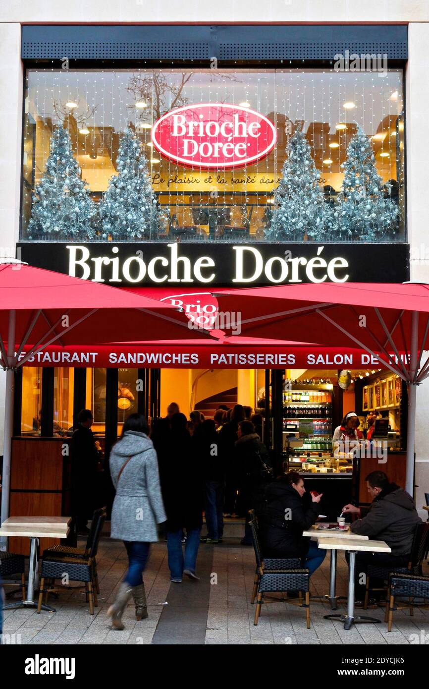 Außenansicht des Fastfood-Restaurants Brioche Doree auf den Champs Elysees in Paris, Frankreich am 5. Januar 2013. Foto von Audrey Poree/ABACAPRESS.COM Stockfoto