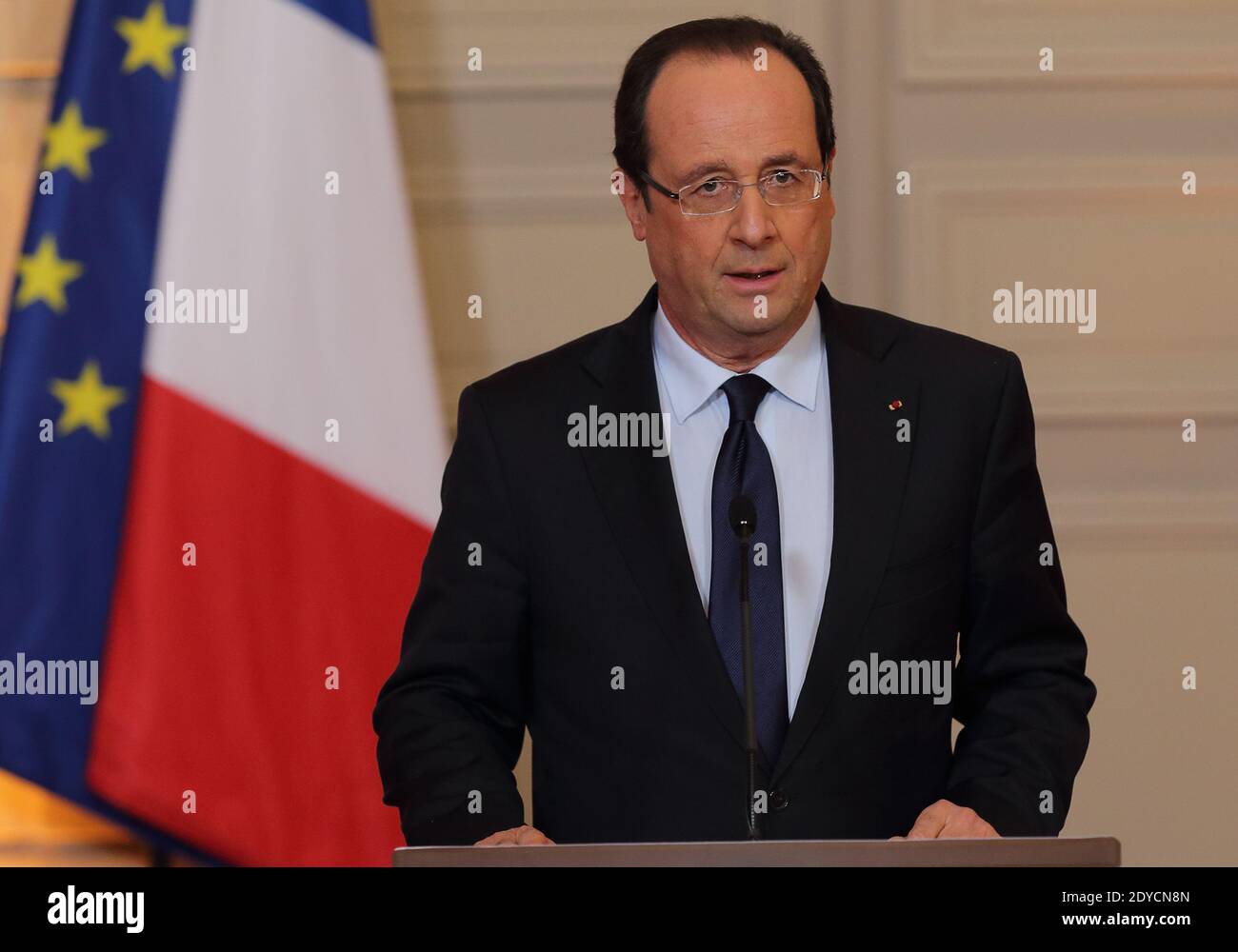 Frankreichs Präsident Francois Hollande gibt am 11. Januar 2013 im Elysée-Palast in Paris eine Stellungnahme zur Lage in Mali ab. Frankreichs Präsident Hollande bestätigte, dass die französischen Streitkräfte heute eine Intervention zur Unterstützung der malischen Regierungstruppen begannen. Foto von Philippe Wojazer/Pool/ABACAPRESS.COM Stockfoto