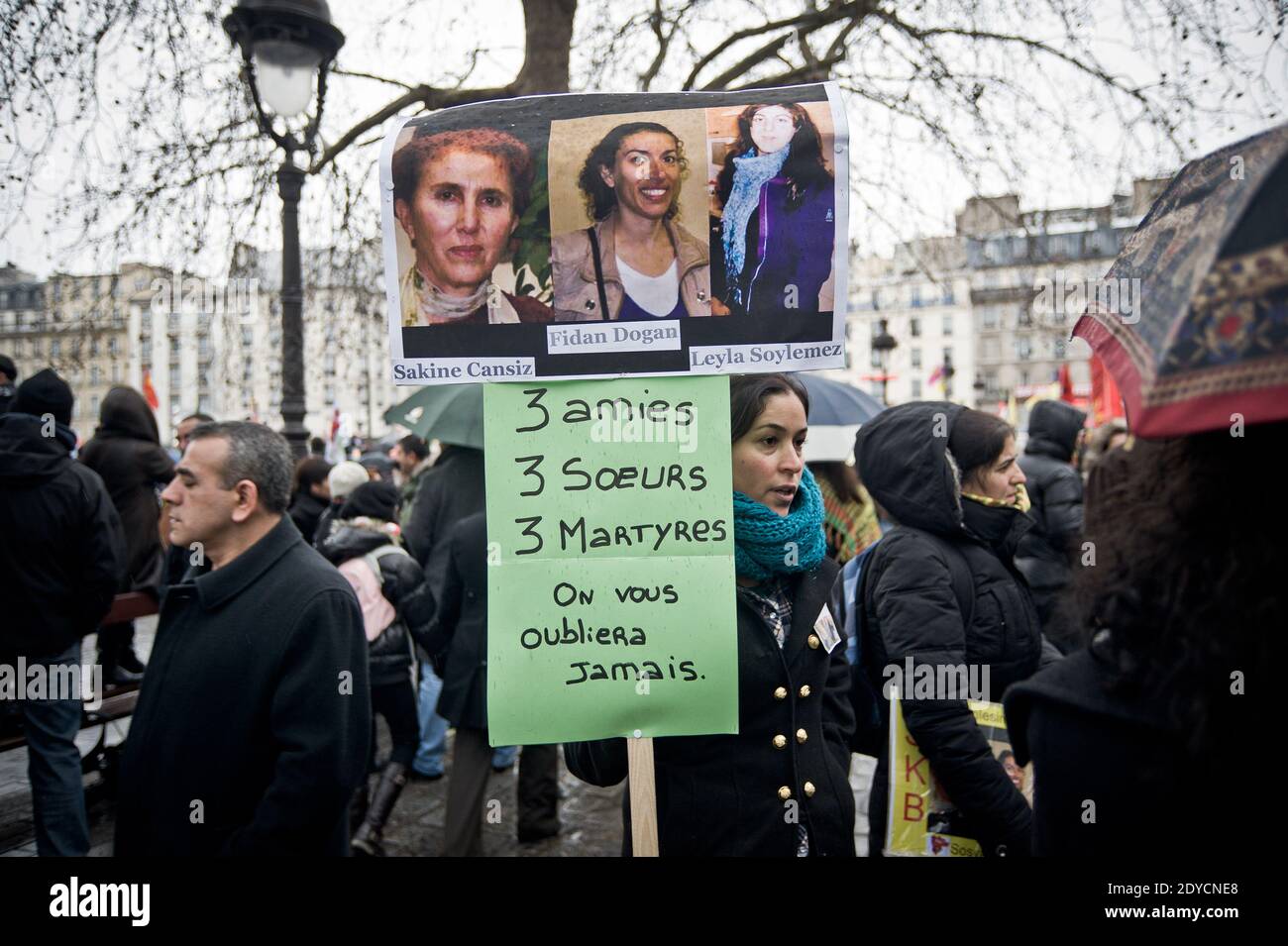 Europäischer Protest nach der Ermordung von drei kurdischen Aktivistinnen in Paris, Frankreich, am 12. Januar 2013. Die PKK, der Nationalkongress der Konföderation der Kurdischen Vereinigungen in Europa, die Föderation der Kurdischen Vereinigungen in Frankreich, die wichtigste Kurdenpartei BDP legale türkische und kurdische Vereinigungen und viele Franzosen haben am Samstag, 12 12. Januar 00, zum Gare de l'Est (Paris, 75) aufgerufen, sich zu versammeln Gegen die Tötung von drei Militanten. Etwa 3000 Personen nahmen an einer Protestdemonstration gegen die Ermordung von drei kurdischen politischen Aktivistinnen Teil, darunter auch eine c Stockfoto