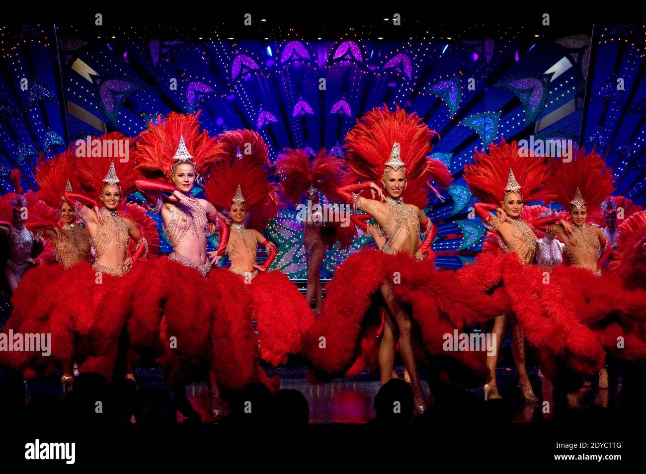 Tänzer treten 2012 im weltberühmten Kabarett Moulin Rouge im Pigalle-Viertel in Paris auf. Foto von Moulin Rouge/ABACAPRESS.COM Stockfoto