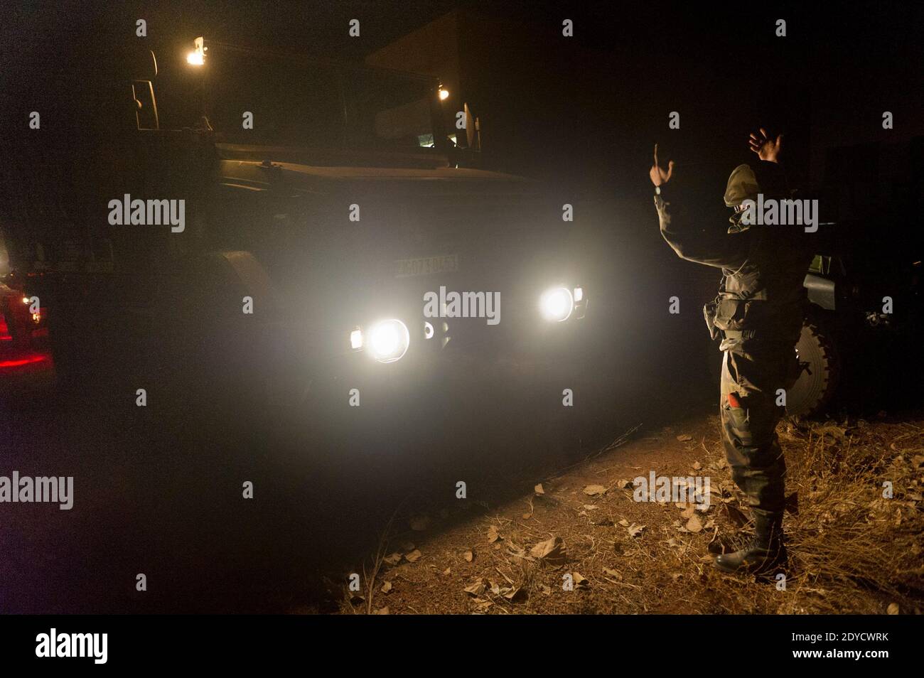 Handout-Foto veröffentlicht von der französischen Armee am 16. Januar 2013 zeigt Französisch gepanzerte Fahrzeuge aus der Elfenbeinküste Ankunft in Bamako, Mali am 15. Januar 2013. Foto von ECPAD/ABACAPRESS.COM Stockfoto