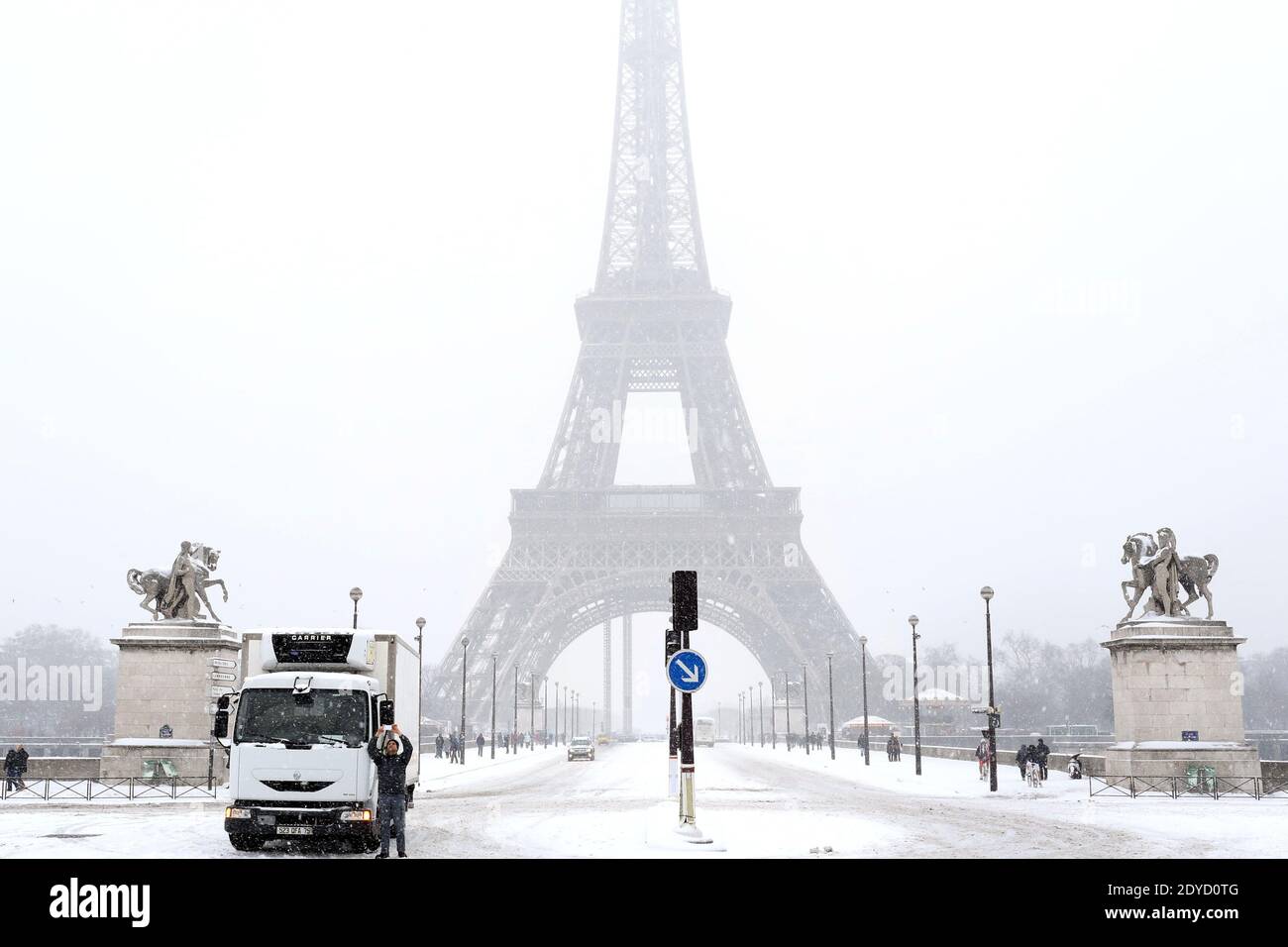 Ein Blick auf einen Mann, der ein Foto am Eiffelturm unter dem Schnee macht, in Paris, Frankreich am 20. Januar 2013 Foto von Stephane Lemouton/ABACAPRESS.COM. Stockfoto