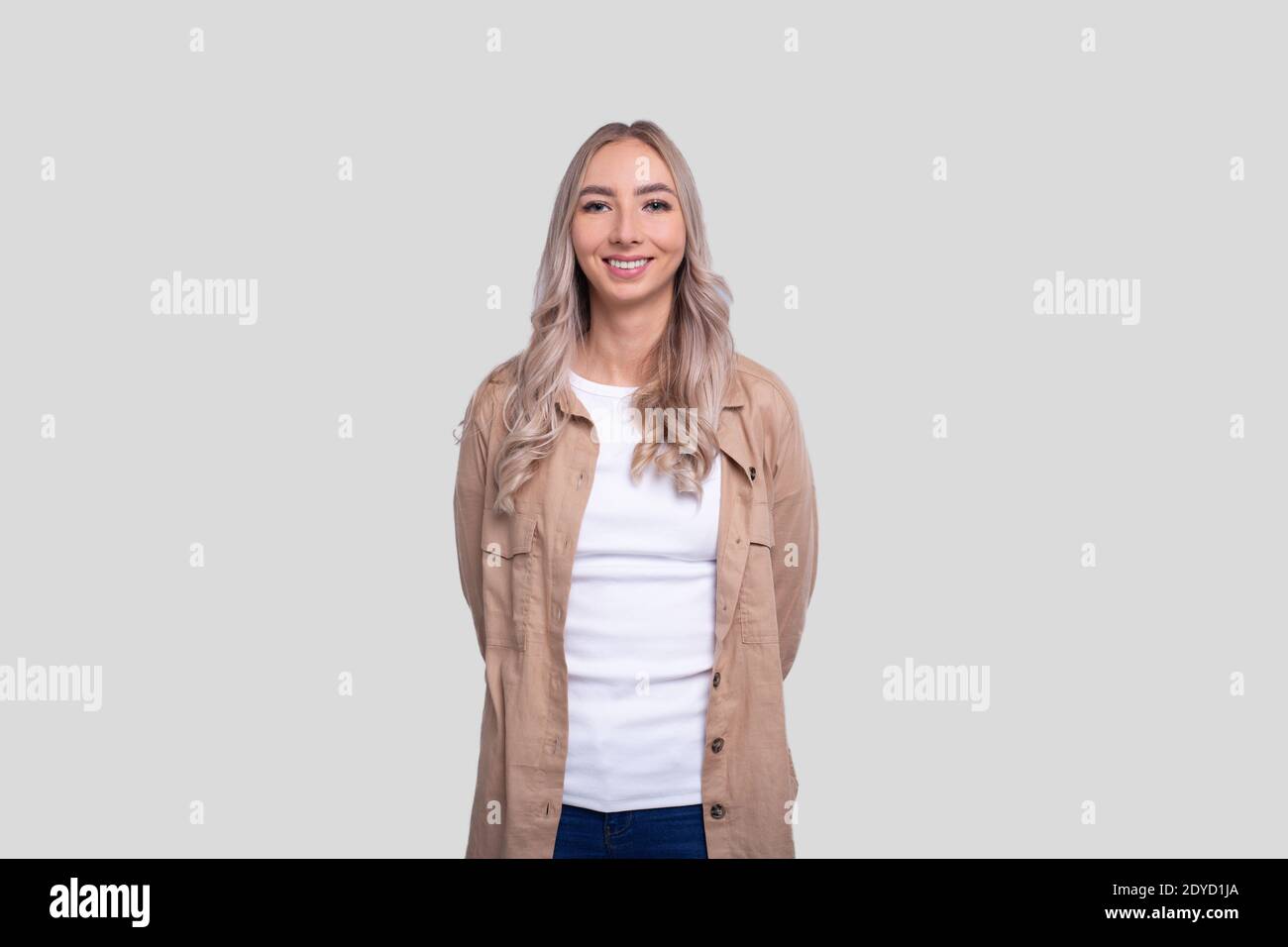 Junge Nette Mädchen Smilling Stehend Isoliert. Positive Emotionen. Stockfoto