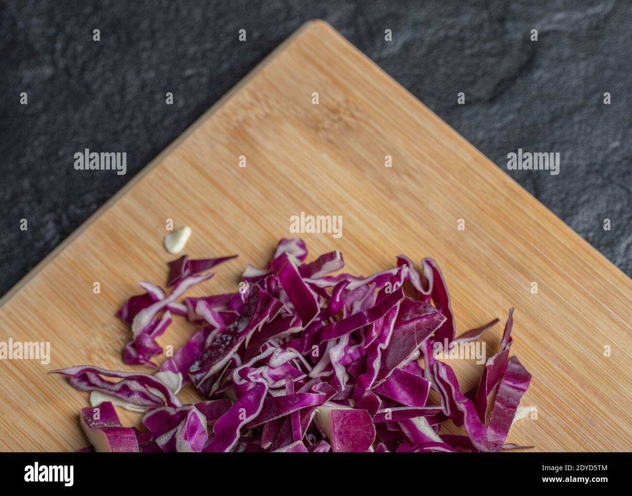 Gehackte Kohlscheiben auf dem Holzschneidebrett Stockfoto