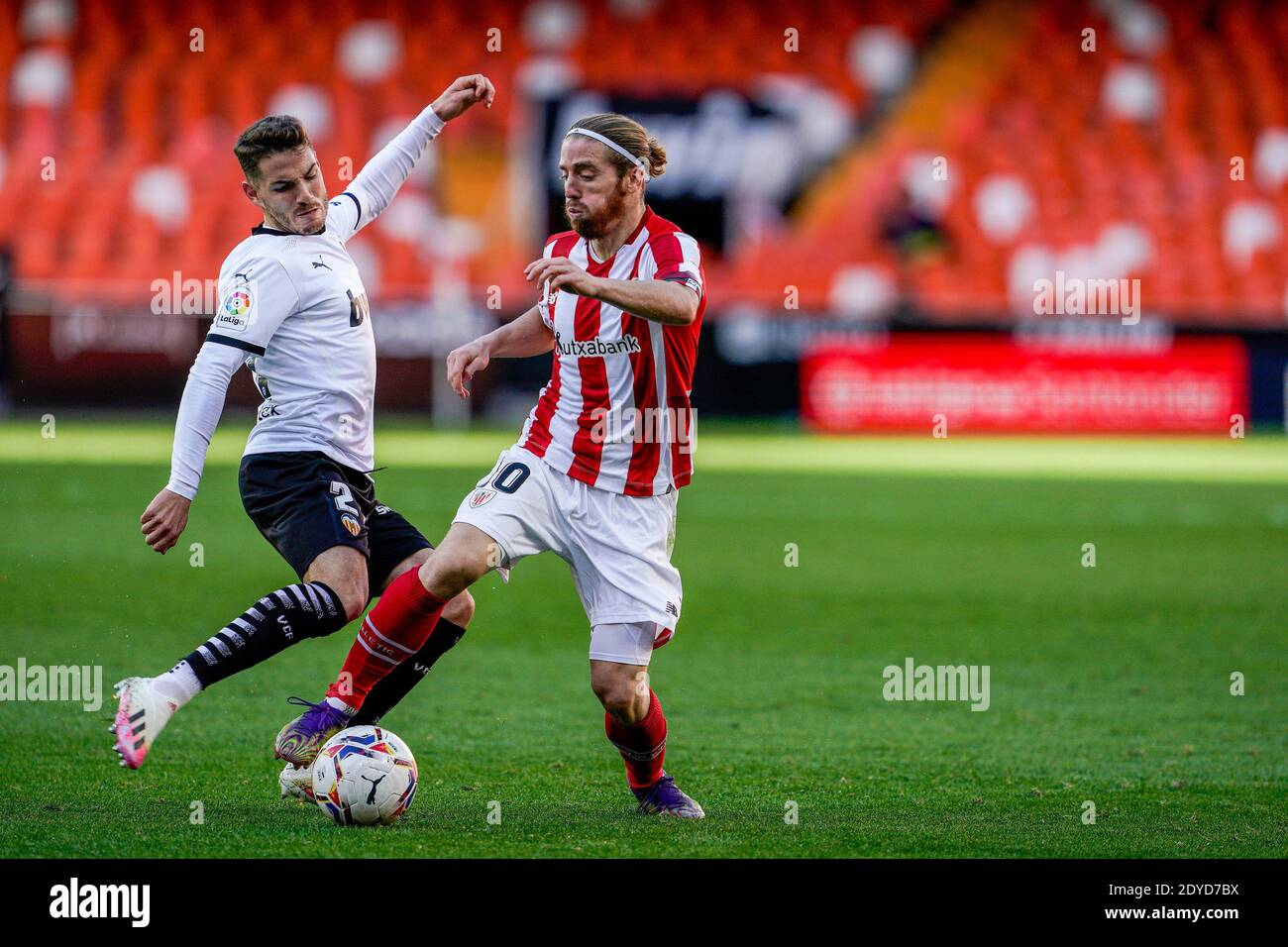 VALENCIA, SPANIEN - DEZEMBER 12: Thierry Correia von Valencia CF, Muniain von Athletic de Bilbao während des La Liga Santander Spiels zwischen Valencia CF und Stockfoto