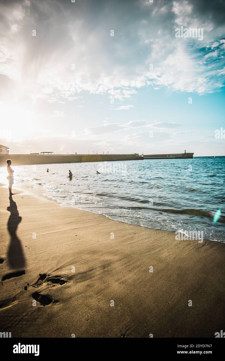 Toller Blick auf den Strand in Los Gigantes mit hohen Klippen am Sonnenuntergang. Lage: Los Gigantes, Teneriffa, Kanarische Inseln. Künstlerisches Bild. Beauty-Welt Stockfoto