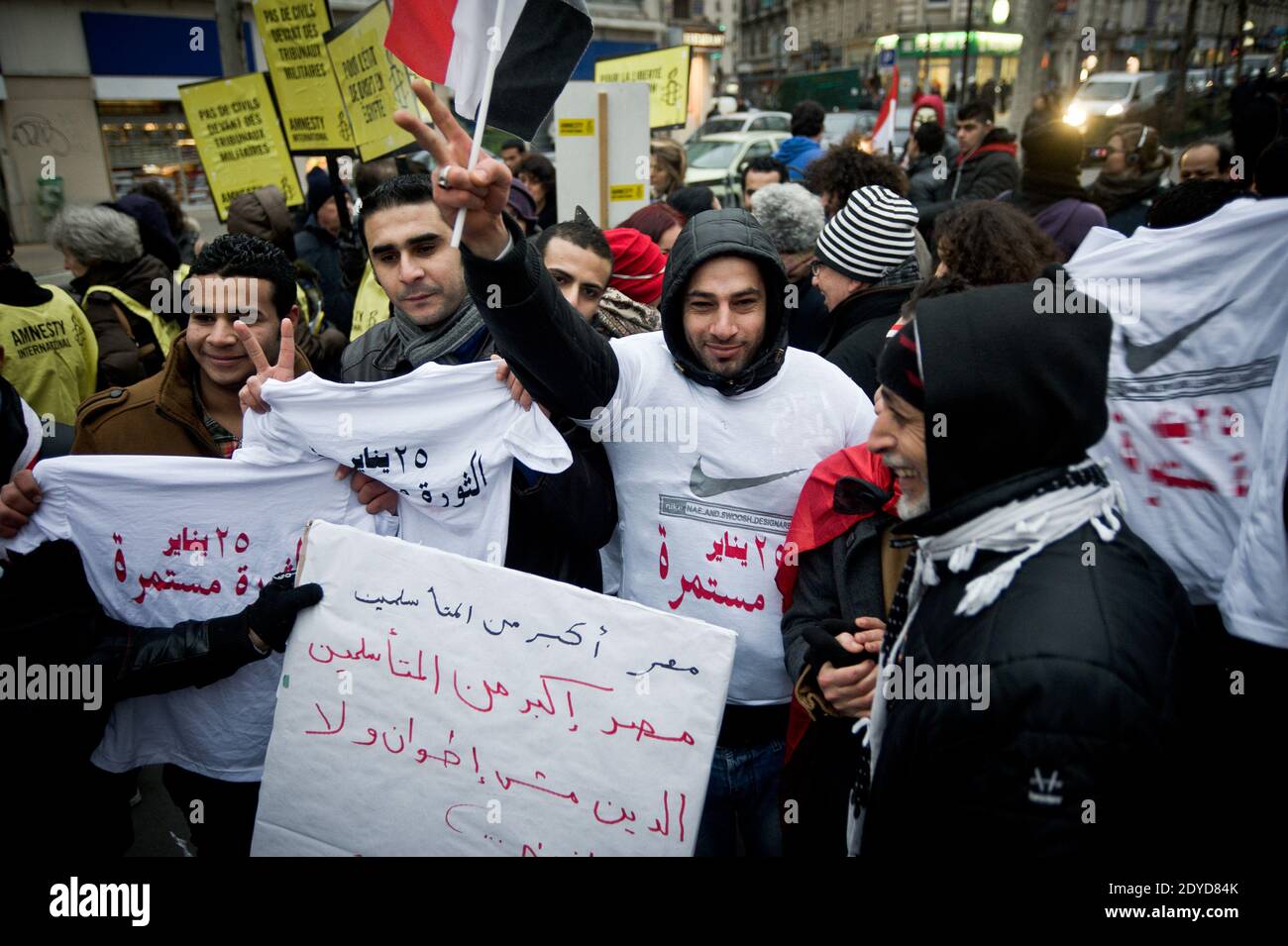 Dutzende versammeln sich am Freitag, den 25. Januar 2013, auf dem Boulevard de Belleville in Paris, Frankreich, um ihre Unterstützung für das ägyptische Volk gegen den Griff radikaler Islamisten in den Korridoren der Macht und die der Armee zugegebene rechtliche Autorität zu zeigen. Amnesty Internationnal und einige Unterstützer der syrischen Revolution nahmen daran Teil. Foto von Nicolas Messyasz/ABACAPRESS.COM Stockfoto