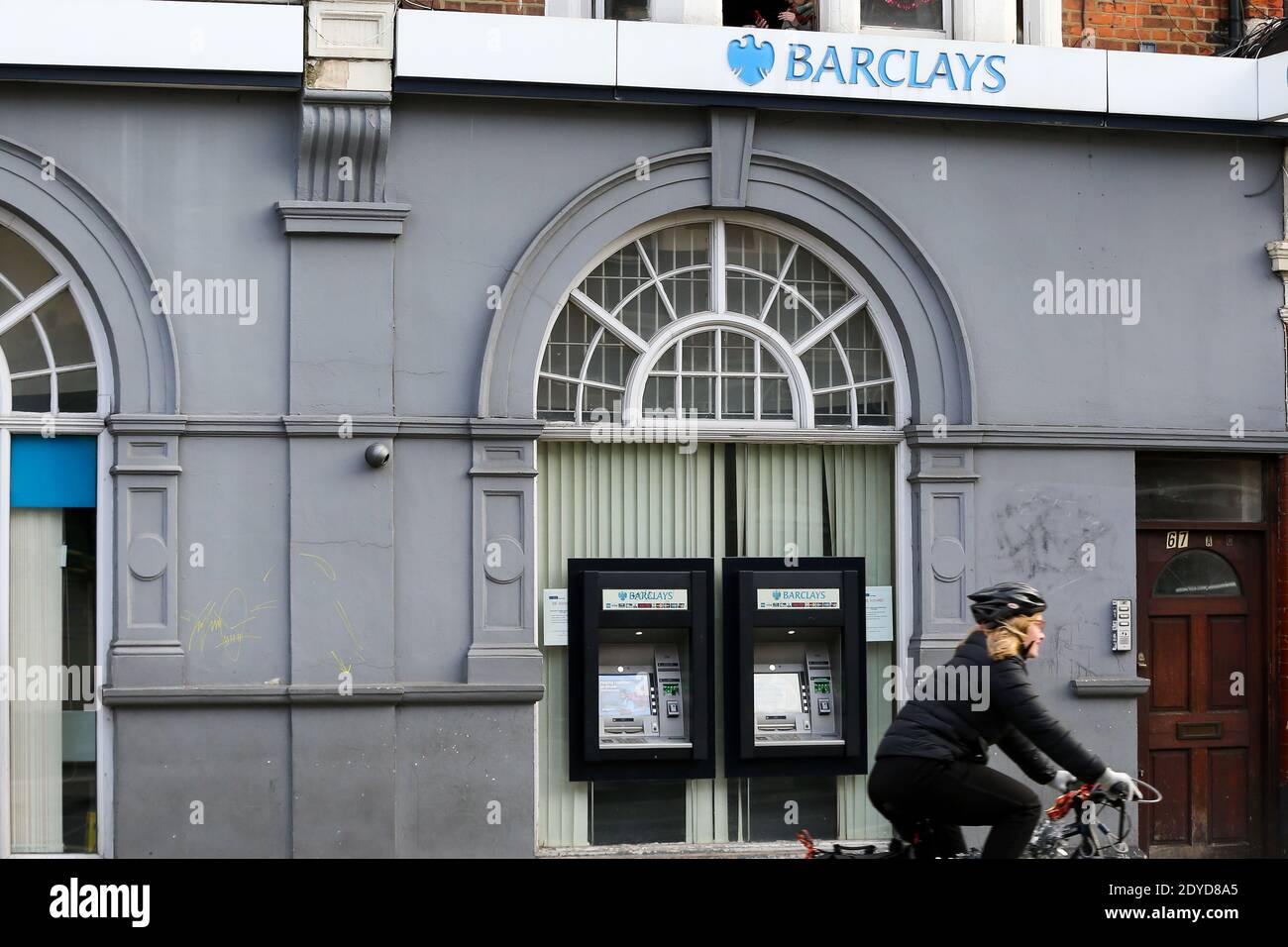 London, Großbritannien. Dezember 2020. Ein Radfahrer fährt an einer Filiale der Barclays Bank in London vorbei. Kredit: Dinendra Haria/SOPA Images/ZUMA Wire/Alamy Live Nachrichten Stockfoto