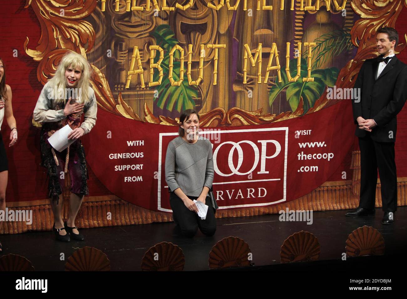 Die französische Schauspielerin Marion Cotillard und Phil Gillen als Gwyneth Paltrow besuchen am 31. Januar 2013 die hasty Pudding Theatricals 2013 Woman of the Year in Cambridge, Massachusetts, USA. Foto von Charles Guerin/ABACAPRESS.COM Stockfoto