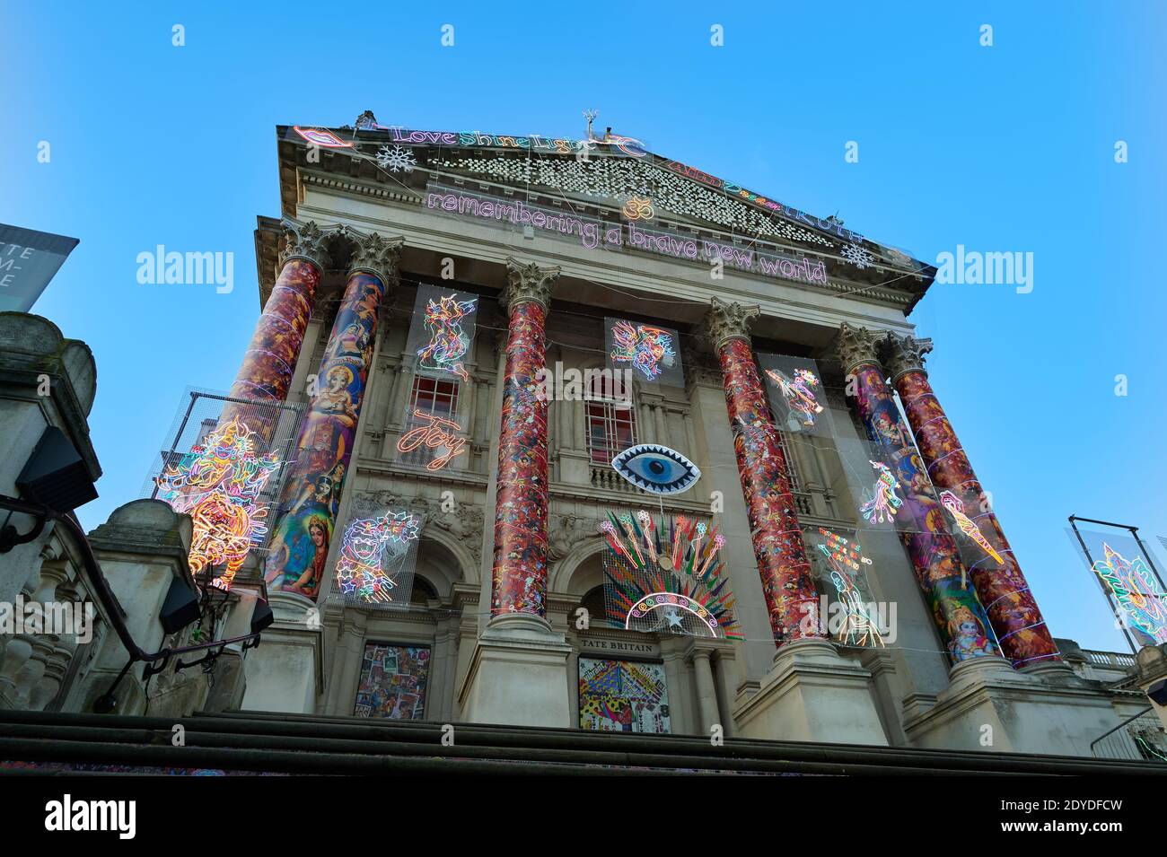 24 Dez 2020 - London/UK: Front of the Tate Britain mit Chila Kumari Singh Burman Winterausstellung Stockfoto