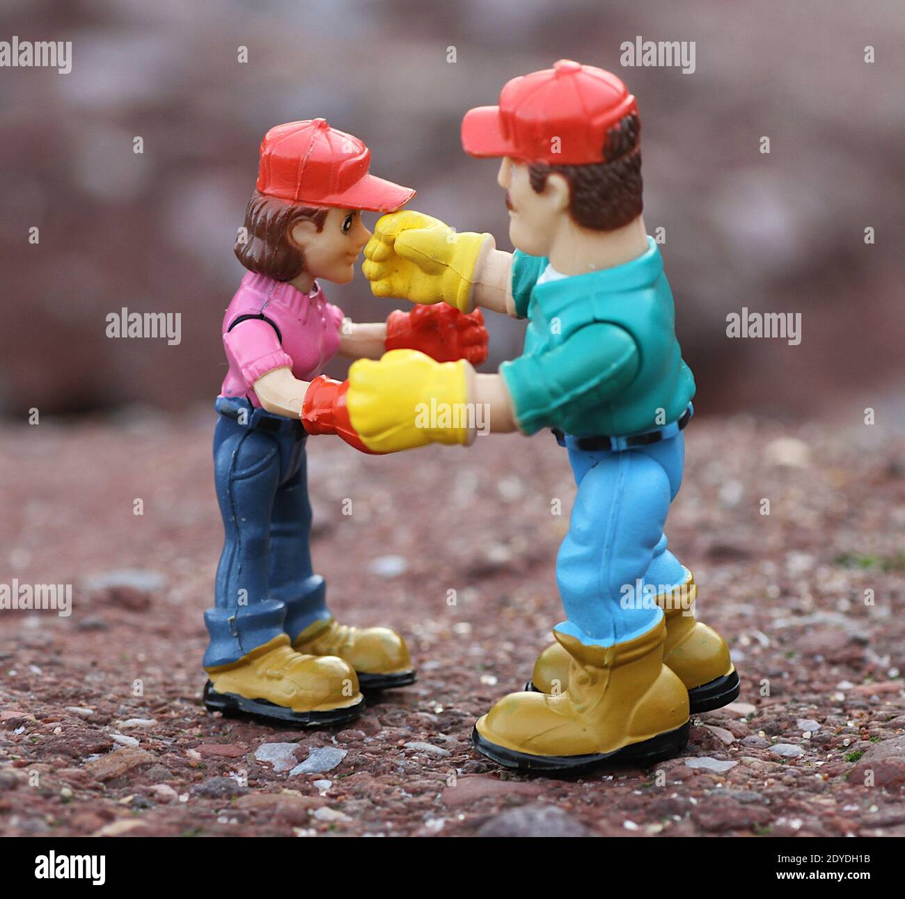 Simulierter Kampf am Arbeitsplatz mit Spielzeugfiguren Stockfoto