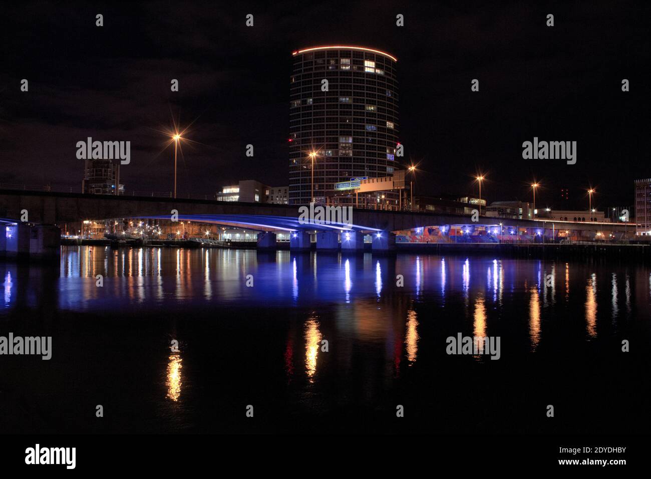 Brücke über den Fluss Lagan bei Nacht Stockfoto