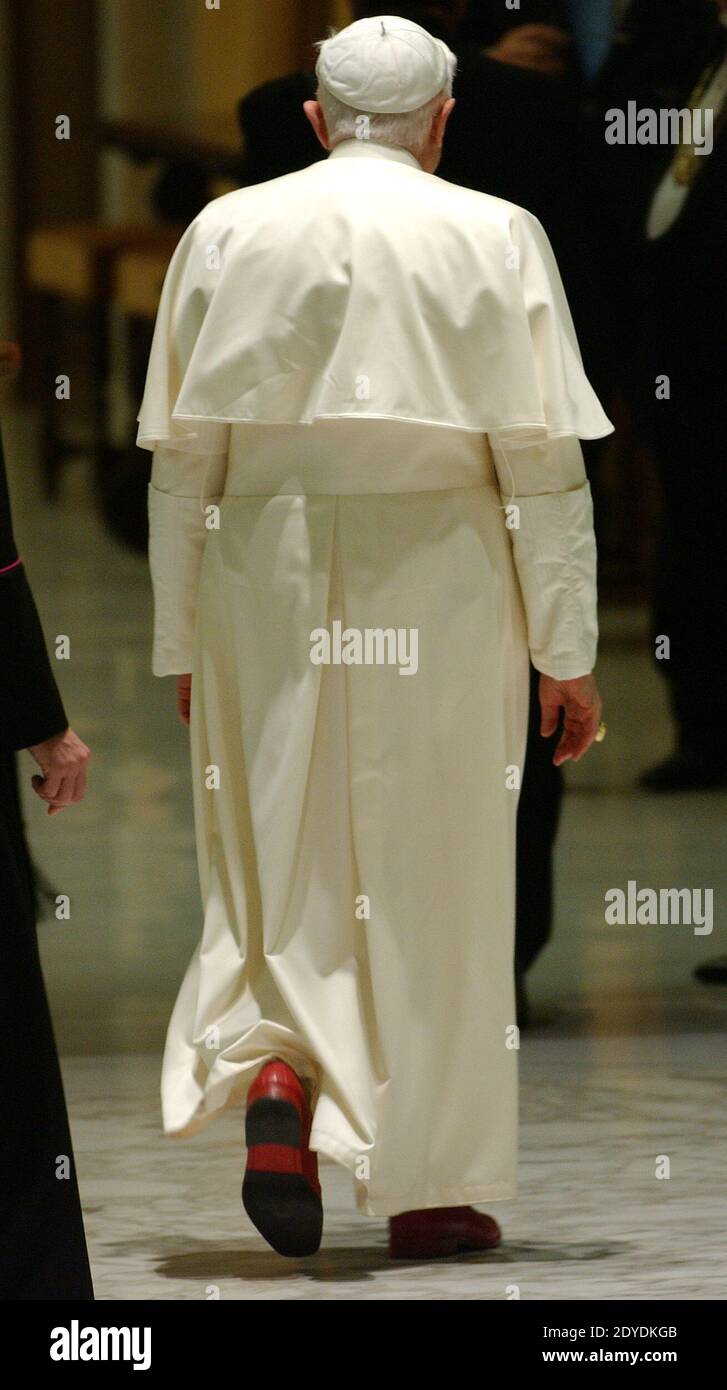 Papst Benedikt XVI. Geht am Ende seiner wöchentlichen Generalaudienz im Vatikan am 11. Januar 2006. Foto von Eric Vandeville/ABACAPRESS.COM Stockfoto