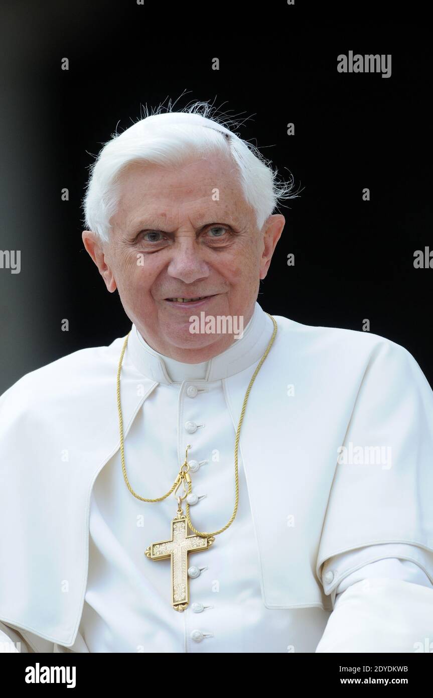 Papst Benedikt XVI. Nimmt an der wöchentlichen Generalaudienz im Vatikan am 14. Mai 2008 Teil. Foto von Eric Vandeville/ABACAPRESS.COM Stockfoto