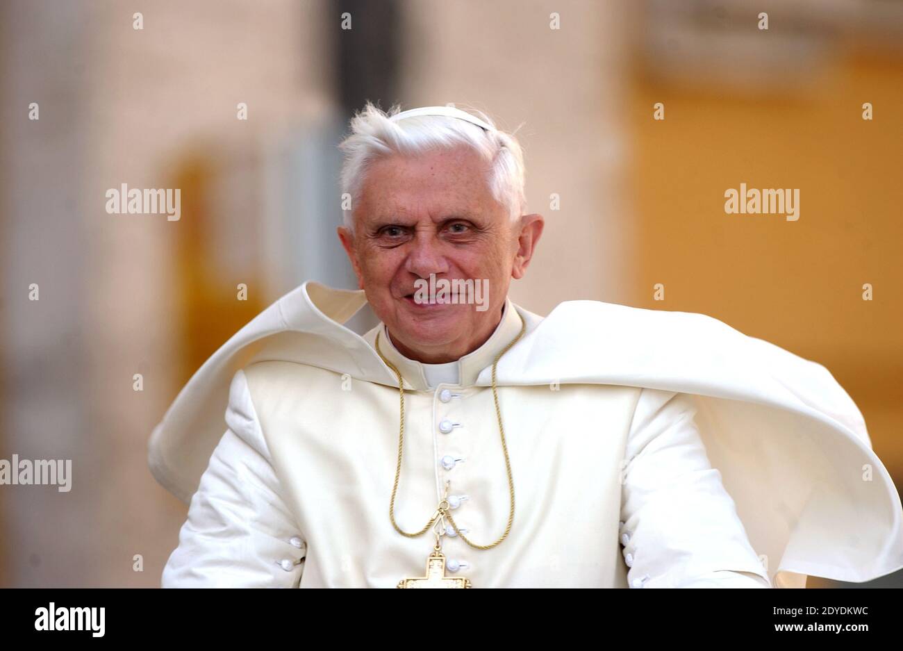 Papst Benedikt XVI. Feiert den ersten Jahrestag seiner Wahl zum Papst im Vatikan am 19. April 2006. Foto von Eric Vandeville/ABACAPRESS.COM Stockfoto