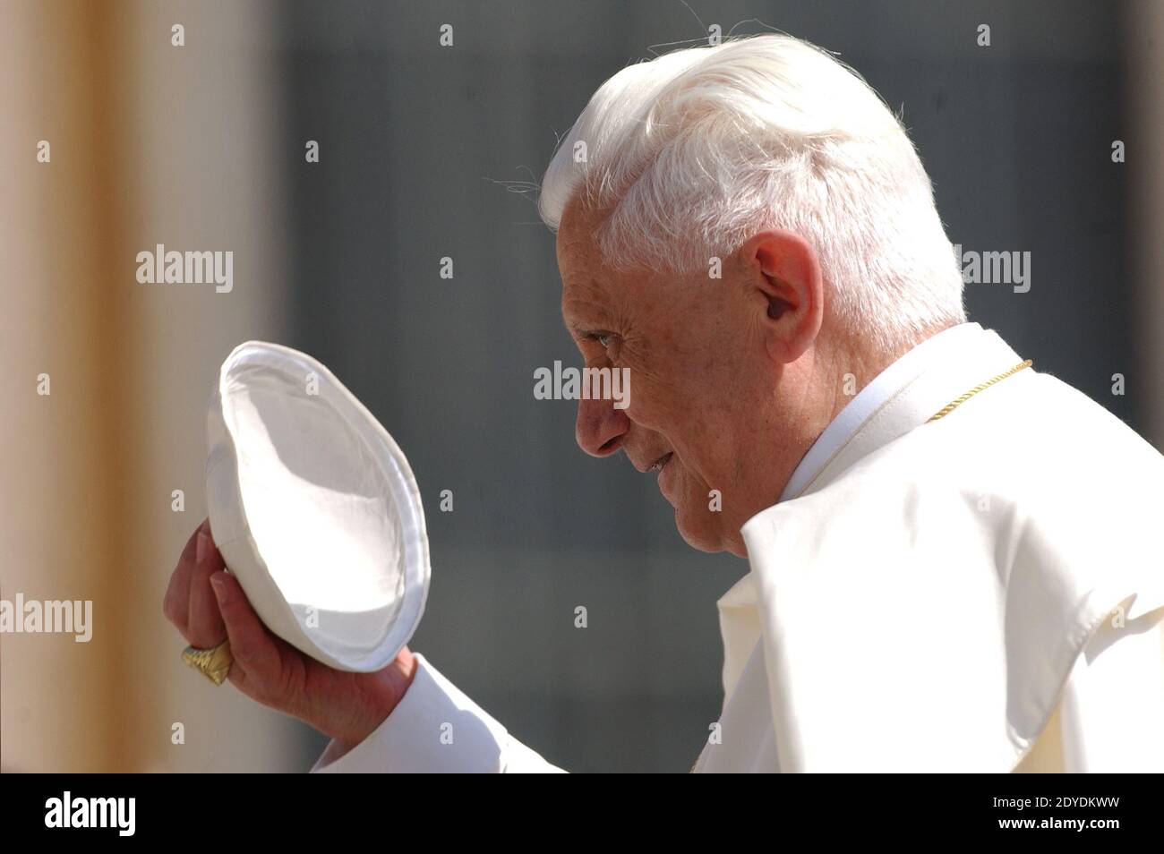 Papst Benedikt XVI. Hielt am 5. April 2005 eine Generalaudienz im Vatikan. Foto von Eric Vandeville/ABACAPRESS.COM Stockfoto