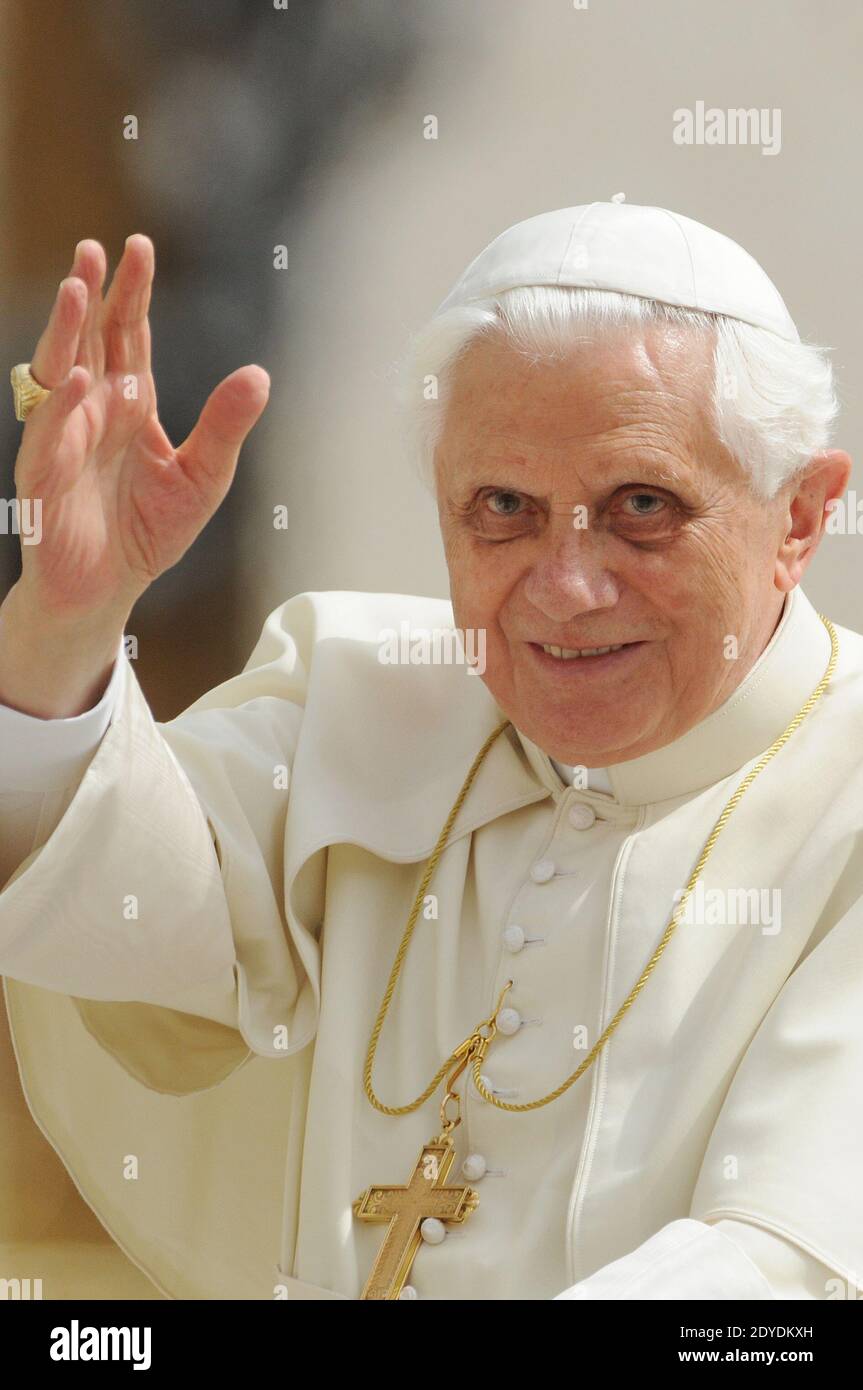 Papst Benedikt XVI. Nimmt an der wöchentlichen Generalaudienz im Vatikan am 28. Mai 2008 Teil. Foto von Eric Vandeville/ABACAPRESS.COM Stockfoto