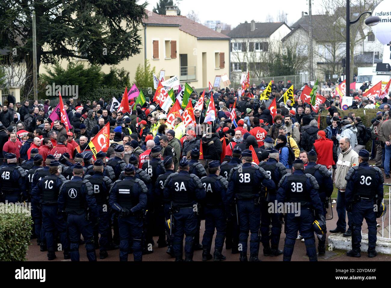 Goodyear Tire und Rubber Workers demonstrieren am 12. Februar 2013 vor dem Konzernhauptsitz in Rueil Malmaison, Frankreich, zur Zeit eines außerordentlichen zentralen betriebsrats über den Plan, das Goodyear-Werk in Amiens zu schließen. "Nach fünf Jahren erfolgloser Verhandlungen ist die Schließung der Fabrik die einzige Option", sagte Goodyear Dunlop Tyres France, das am 31. Januar 2013 in französischer Sprache tätig war und an vier Standorten rund 3,200 Mitarbeiter beschäftigt. Foto von Mousse/ABACAPRESS.COM Stockfoto