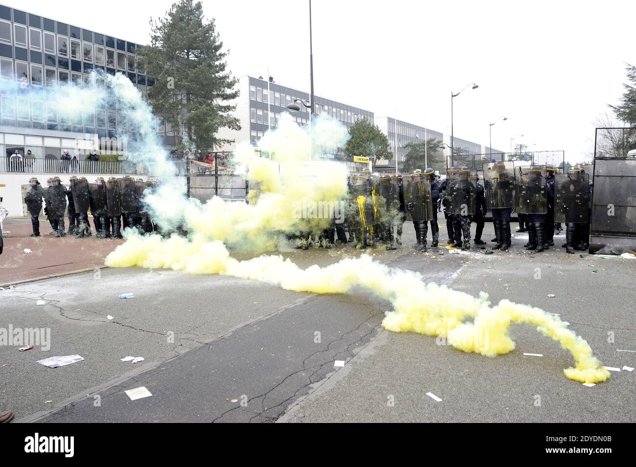 Goodyear Tire und Rubber Workers demonstrieren am 12. Februar 2013 vor dem Konzernhauptsitz in Rueil Malmaison, Frankreich, zur Zeit eines außerordentlichen zentralen betriebsrats über den Plan, das Goodyear-Werk in Amiens zu schließen. "Nach fünf Jahren erfolgloser Verhandlungen ist die Schließung der Fabrik die einzige Option", sagte Goodyear Dunlop Tyres France, das am 31. Januar 2013 in französischer Sprache tätig war und an vier Standorten rund 3,200 Mitarbeiter beschäftigt. Foto von Mousse/ABACAPRESS.COM Stockfoto