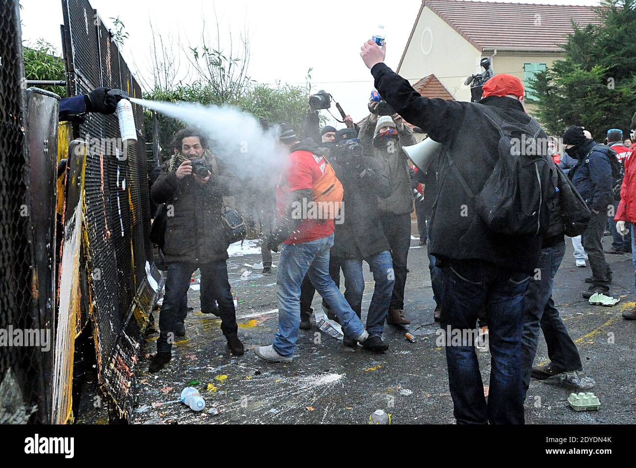 Goodyear Tire und Rubber Workers demonstrieren am 12. Februar 2013 vor dem Konzernhauptsitz in Rueil Malmaison, Frankreich, zur Zeit eines außerordentlichen zentralen betriebsrats über den Plan, das Goodyear-Werk in Amiens zu schließen. "Nach fünf Jahren erfolgloser Verhandlungen ist die Schließung der Fabrik die einzige Option", sagte Goodyear Dunlop Tyres France, das am 31. Januar 2013 in französischer Sprache tätig war und an vier Standorten rund 3,200 Mitarbeiter beschäftigt. Foto von Thierry Plessis/ABACAPRESS.COM Stockfoto