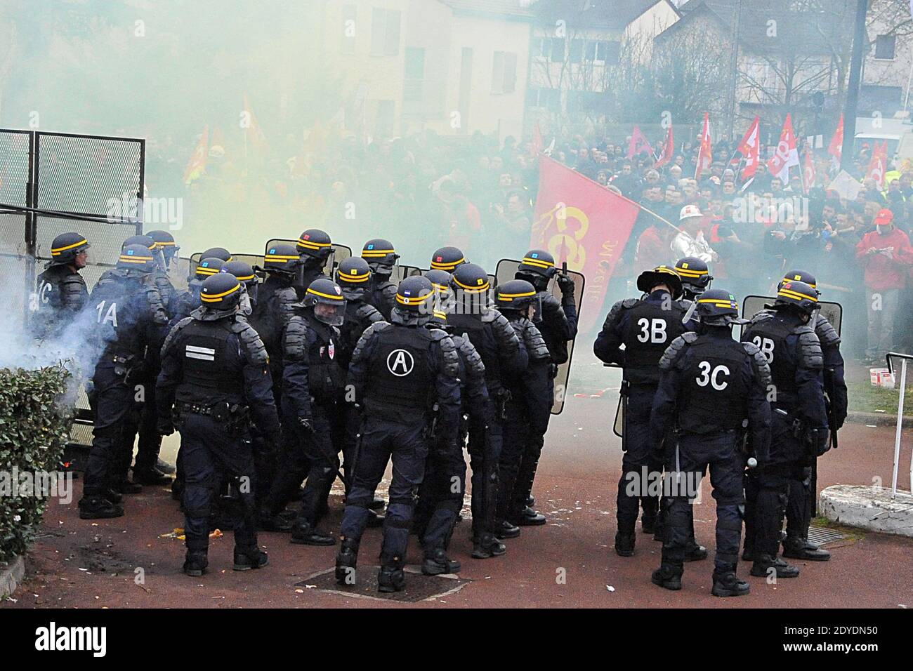 Goodyear Tire und Rubber Workers demonstrieren am 12. Februar 2013 vor dem Konzernhauptsitz in Rueil Malmaison, Frankreich, zur Zeit eines außerordentlichen zentralen betriebsrats über den Plan, das Goodyear-Werk in Amiens zu schließen. "Nach fünf Jahren erfolgloser Verhandlungen ist die Schließung der Fabrik die einzige Option", sagte Goodyear Dunlop Tyres France, das am 31. Januar 2013 in französischer Sprache tätig war und an vier Standorten rund 3,200 Mitarbeiter beschäftigt. Foto von Thierry Plessis/ABACAPRESS.COM Stockfoto