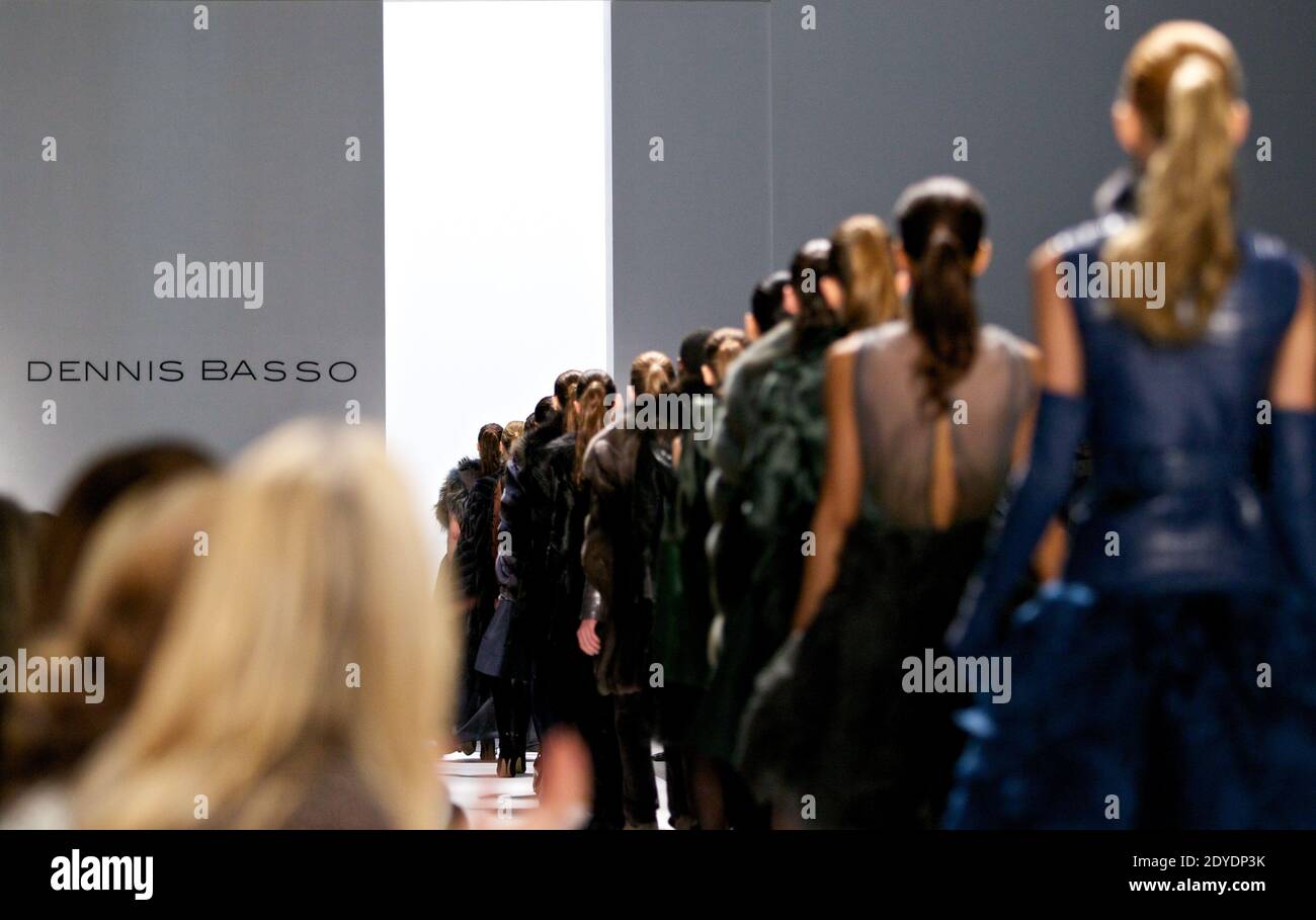 Auf der Dennis Basso Herbst 2013 Show im Rahmen der Mercedes-Benz Fashion Week am 12. Februar 2013 im Lincoln Center in New York City, NY, USA, treten Models auf dem Laufsteg auf. Foto von Matt Borowick/ABACAPRESS.COM Stockfoto