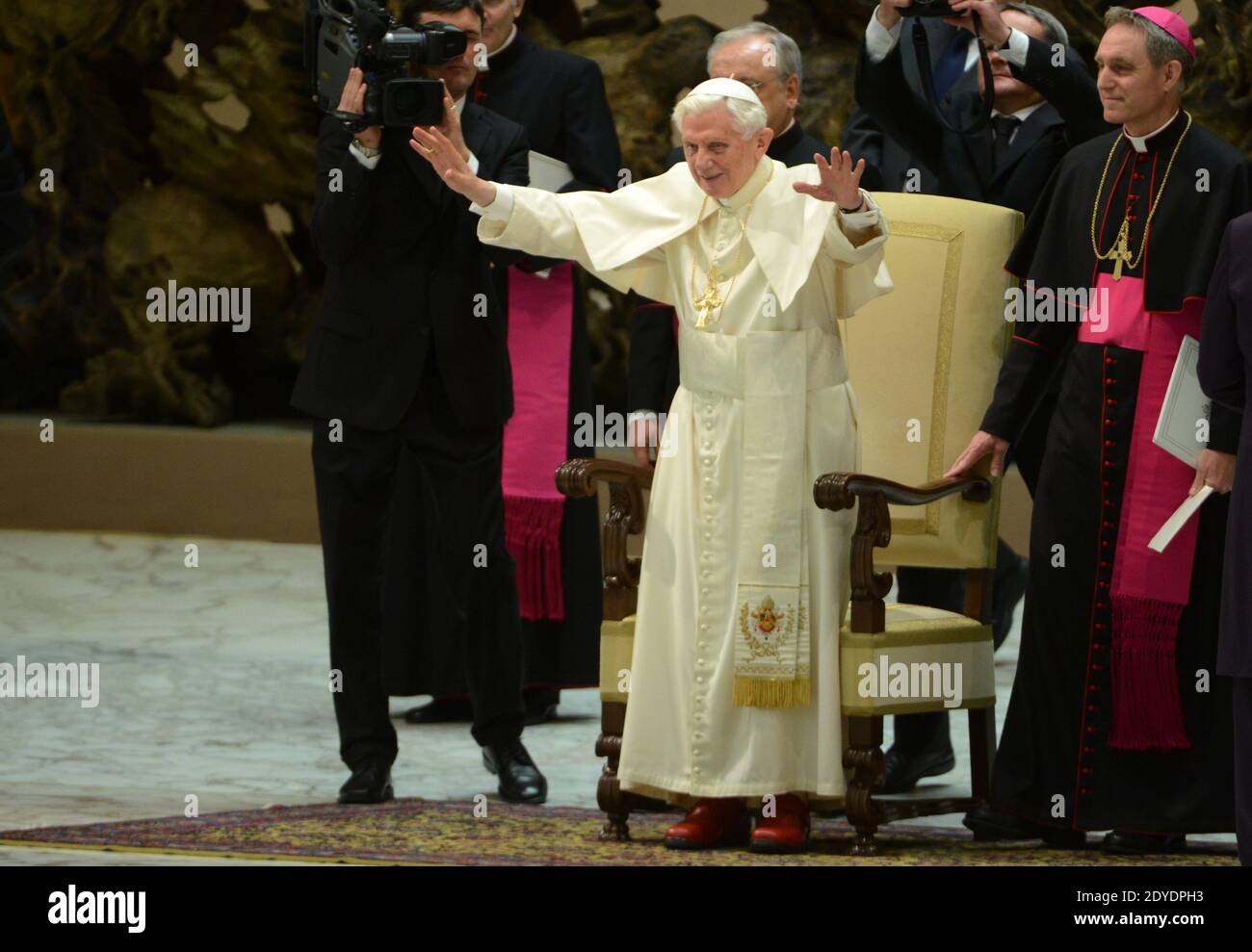 In seinem ersten öffentlichen Auftritt seit der Ankündigung seines Rücktritts sagte Papst Benedikt XVI. Am 13. Februar: 2013 im Audienzsaal des Vatikans Paul VI. Während seiner wöchentlichen Generalaudienz hatte er sich "in voller Freiheit zum wohl der Kirche" entschieden, weil er nicht mehr die Kraft hatte, die zur Erfüllung der Aufgaben des Papsttums nötig war. Rechts: Privatsekretär des Papstes Georg Ganswein. Foto von Eric Vandeville/ABACAPRESS.COM Stockfoto