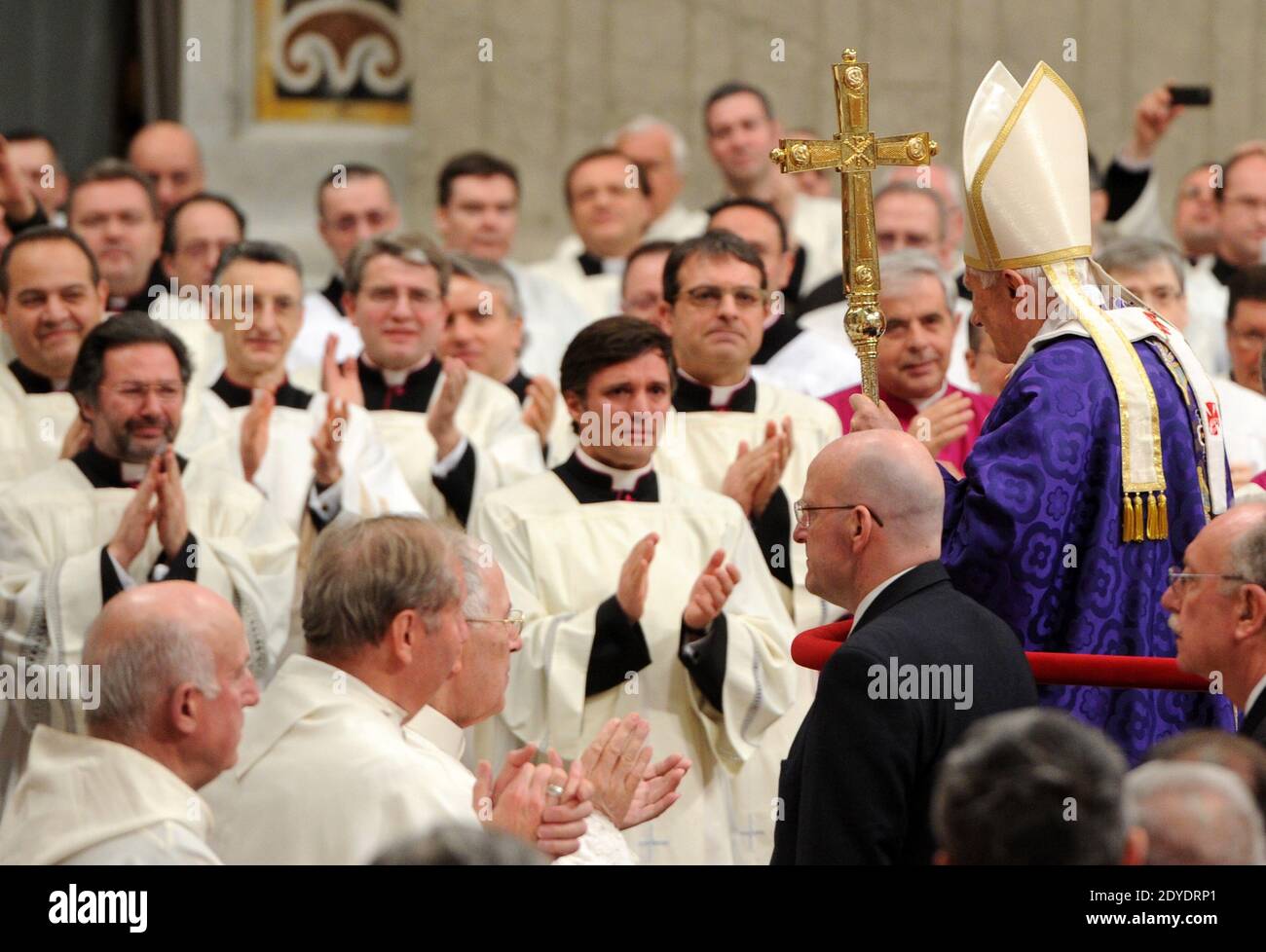 Papst Benedikt XVI. Feierte am 13. Februar 2013 seine letzte öffentliche Messe als Pontifex und präsidierte die Aschermittwochensgottesdienste in der Petersbasilika im Vatikan. Am Ende der Zeremonie brach die Basilika in einer mitreißenden, Minuten langen stehenden Ovation aus, als Benedikt zum letzten Mal als Papst ausschied und einigen seiner engsten Mitarbeiter Tränen in die Augen brachte. Foto von Eric Vandeville/ABACAPRESS.COM Stockfoto