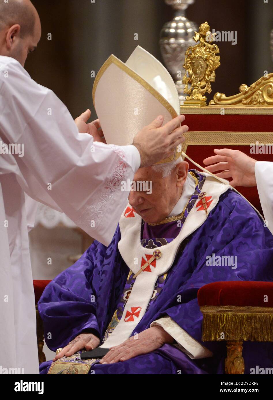 Papst Benedikt XVI. Feierte am 13. Februar 2013 seine letzte öffentliche Messe als Pontifex und präsidierte die Aschermittwochensgottesdienste in der Petersbasilika im Vatikan. Am Ende der Zeremonie brach die Basilika in einer mitreißenden, Minuten langen stehenden Ovation aus, als Benedikt zum letzten Mal als Papst ausschied und einigen seiner engsten Mitarbeiter Tränen in die Augen brachte. Foto von Eric Vandeville/ABACAPRESS.COM Stockfoto