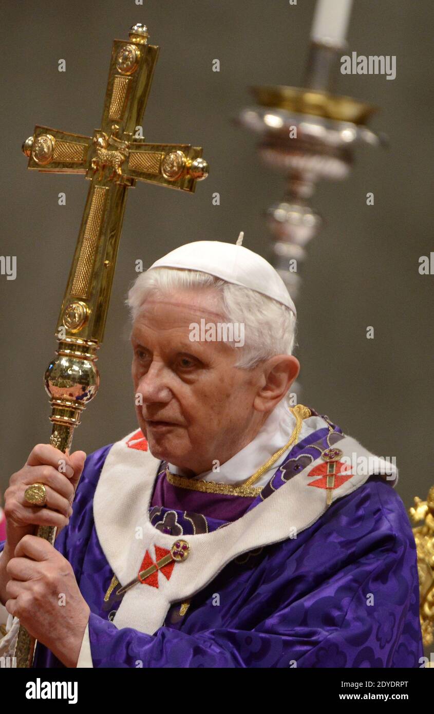 Papst Benedikt XVI. Feierte am 13. Februar 2013 seine letzte öffentliche Messe als Pontifex und präsidierte die Aschermittwochensgottesdienste in der Petersbasilika im Vatikan. Am Ende der Zeremonie brach die Basilika in einer mitreißenden, Minuten langen stehenden Ovation aus, als Benedikt zum letzten Mal als Papst ausschied und einigen seiner engsten Mitarbeiter Tränen in die Augen brachte. Foto von Eric Vandeville/ABACAPRESS.COM Stockfoto