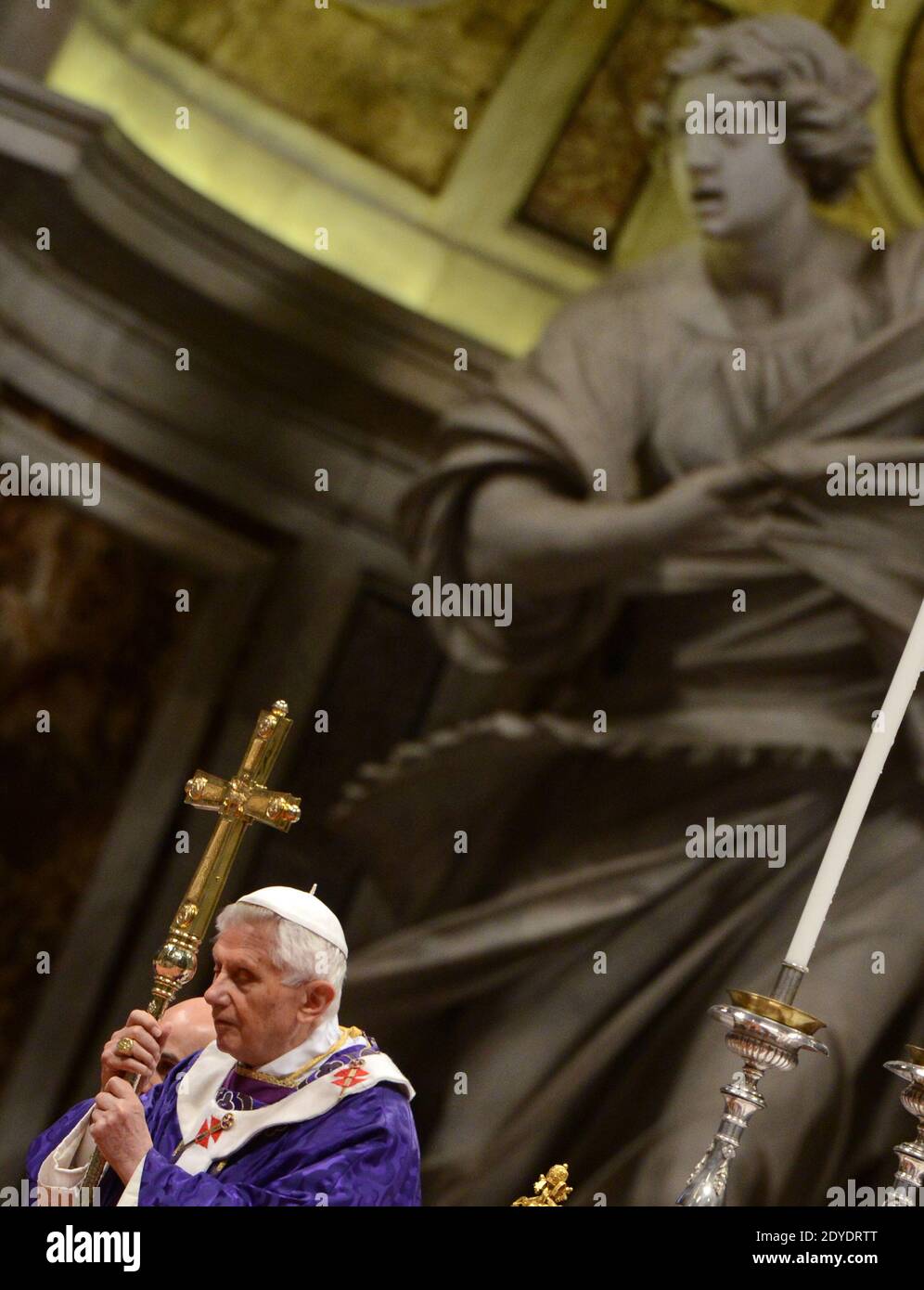 Papst Benedikt XVI. Feierte am 13. Februar 2013 seine letzte öffentliche Messe als Pontifex und präsidierte die Aschermittwochensgottesdienste in der Petersbasilika im Vatikan. Am Ende der Zeremonie brach die Basilika in einer mitreißenden, Minuten langen stehenden Ovation aus, als Benedikt zum letzten Mal als Papst ausschied und einigen seiner engsten Mitarbeiter Tränen in die Augen brachte. Foto von Eric Vandeville/ABACAPRESS.COM Stockfoto